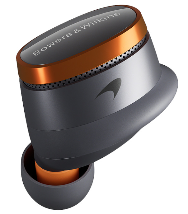 Czarny i srebrny słuchawka z pomarańczowymi akcentami. Posiada markę Bowers & Wilkins.