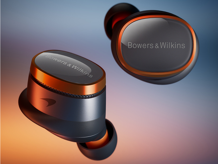 Słuchawki z pomarańczowymi akcentami. Widoczne logo Bowers & Wilkins.