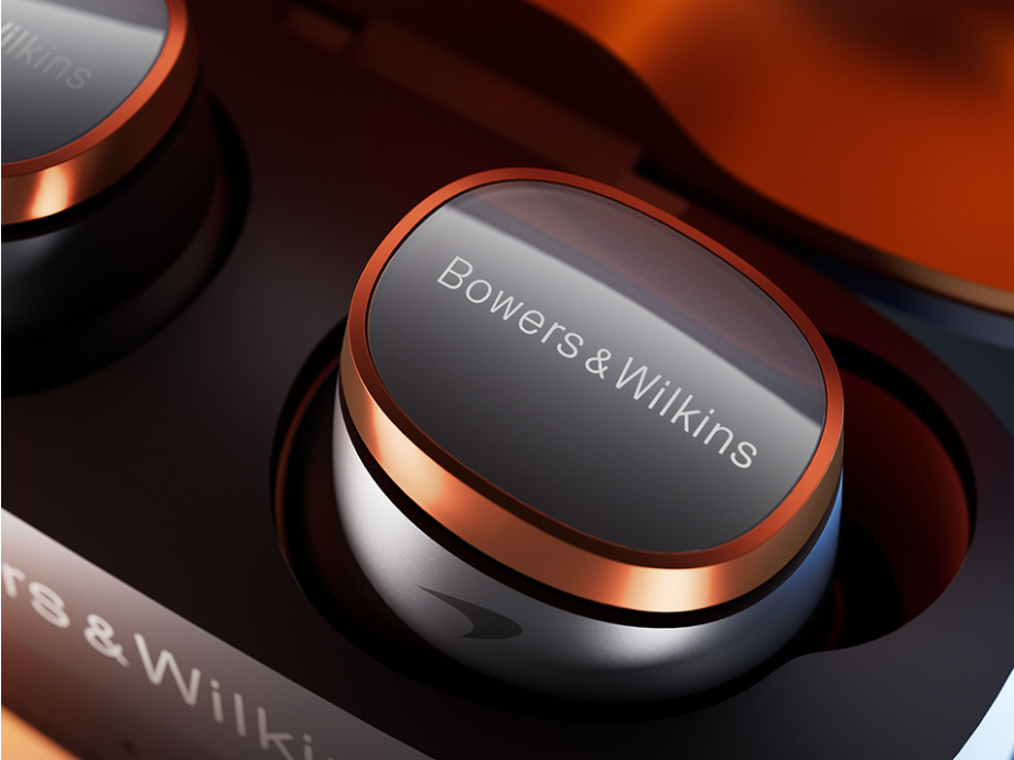 Zbliżenie słuchawek w etui. Widoczne logo Bowers & Wilkins.