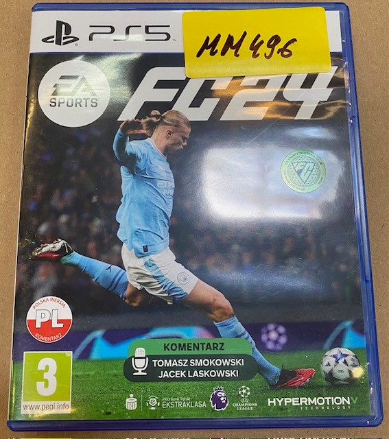 Okładka gry na PS5 FC24. Gracz w jasnoniebieskiej koszulce kopiący piłkę nożną. Żółta naklejka na górze. Polska wersja.