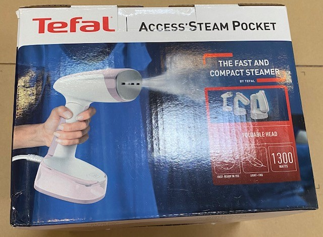 Pudełko do parownicy Tefal Access' Steam Pocket. Pokazuje parownicę w użyciu, emitującą parę. Biały, różowy i niebieski.