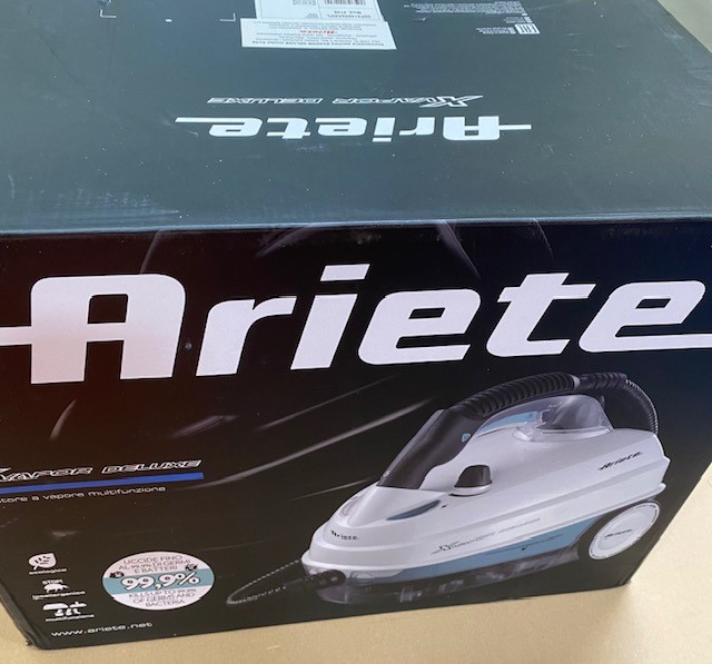 Pudełko Ariete Vapor Deluxe ze zdjęciem odkurzacza parowego. Pudełko jest czarne z białym tekstem i odkurzaczem parowym.