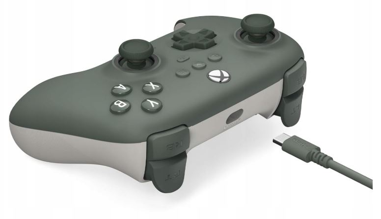 Zielony i biały kontroler Xbox z kablem USB-C. Widoczne przyciski i gałki.