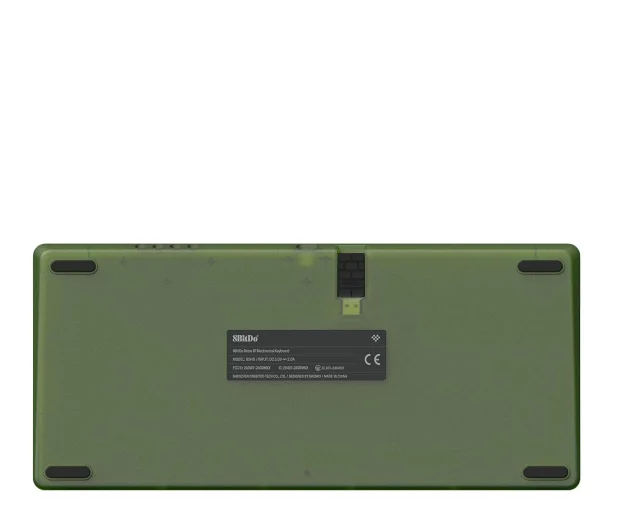 Spód zielonej klawiatury retro, z informacjami o modelu i kluczem USB. Jest na białym tle.