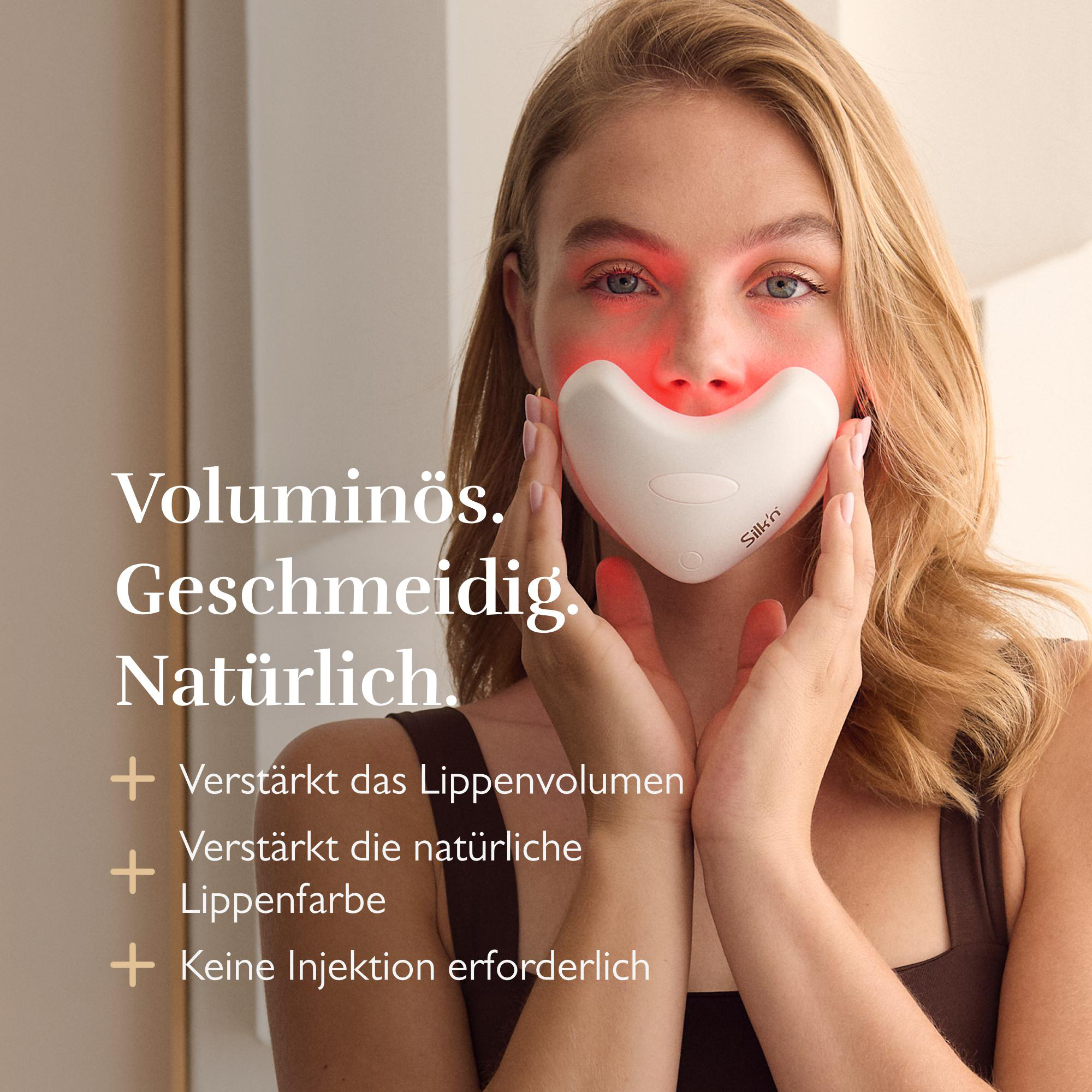 Frau hält weißes herzförmiges Gerät im Gesicht. Text erwähnt Lippenvolumen und -farbe.