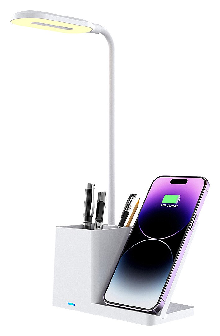 Fehér asztali lámpa tolltartóval és telefontöltővel, töltődő telefonnal.