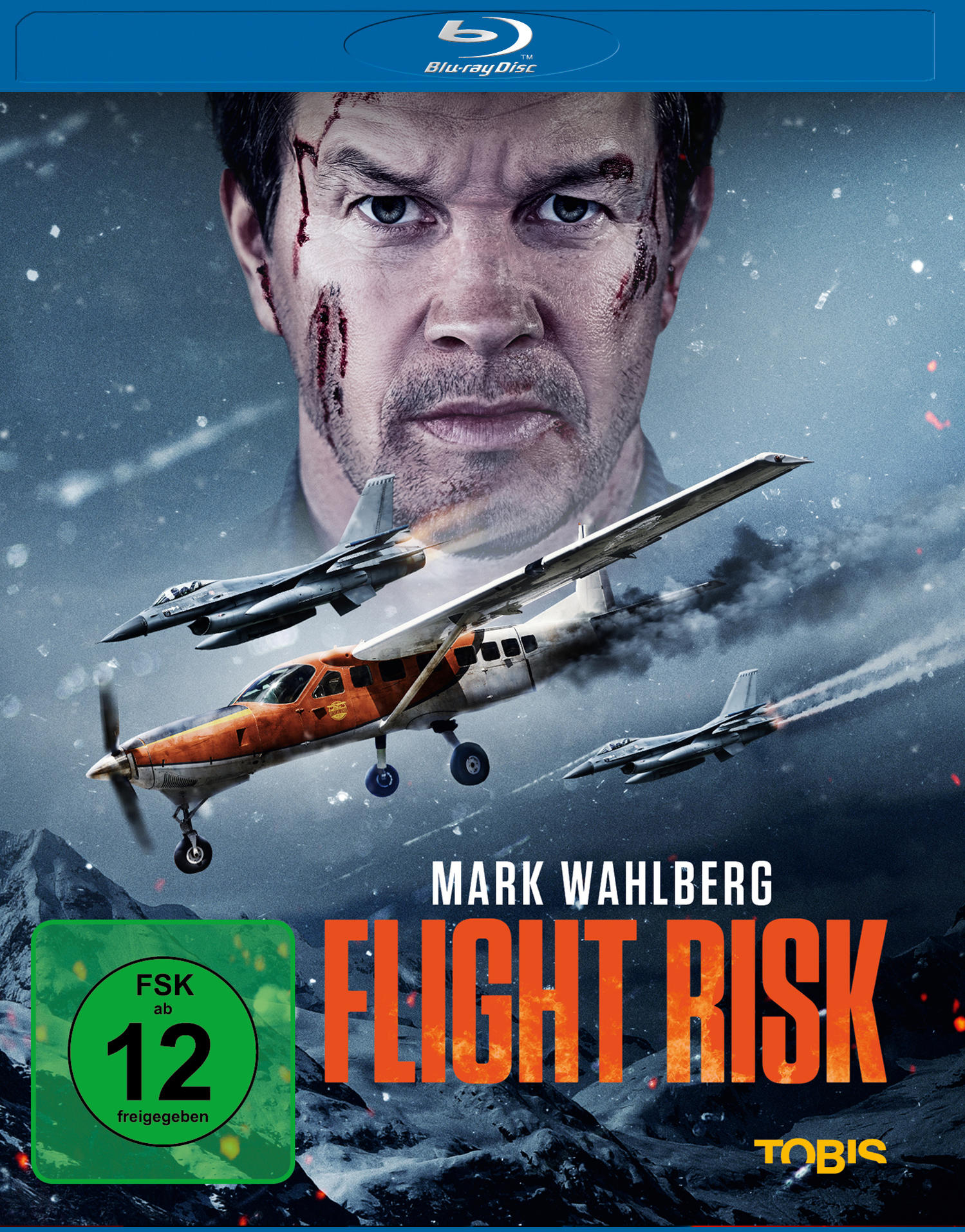 Filmcover von Flight Risk. Mark Wahlberg mit Gesichtsverletzungen, Flugzeuge am Himmel, Bergkulisse.