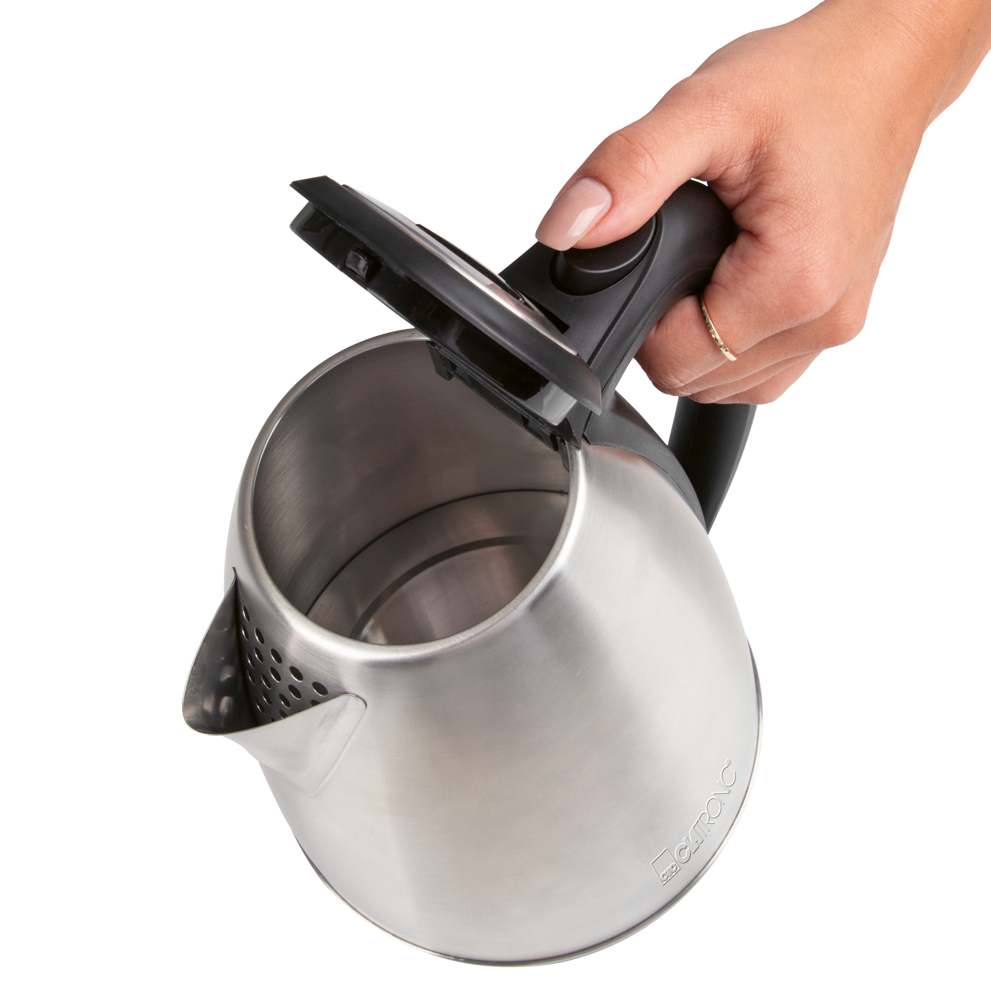 Eine Person öffnet den Deckel eines silbernen Wasserkochers mit schwarzem Griff.