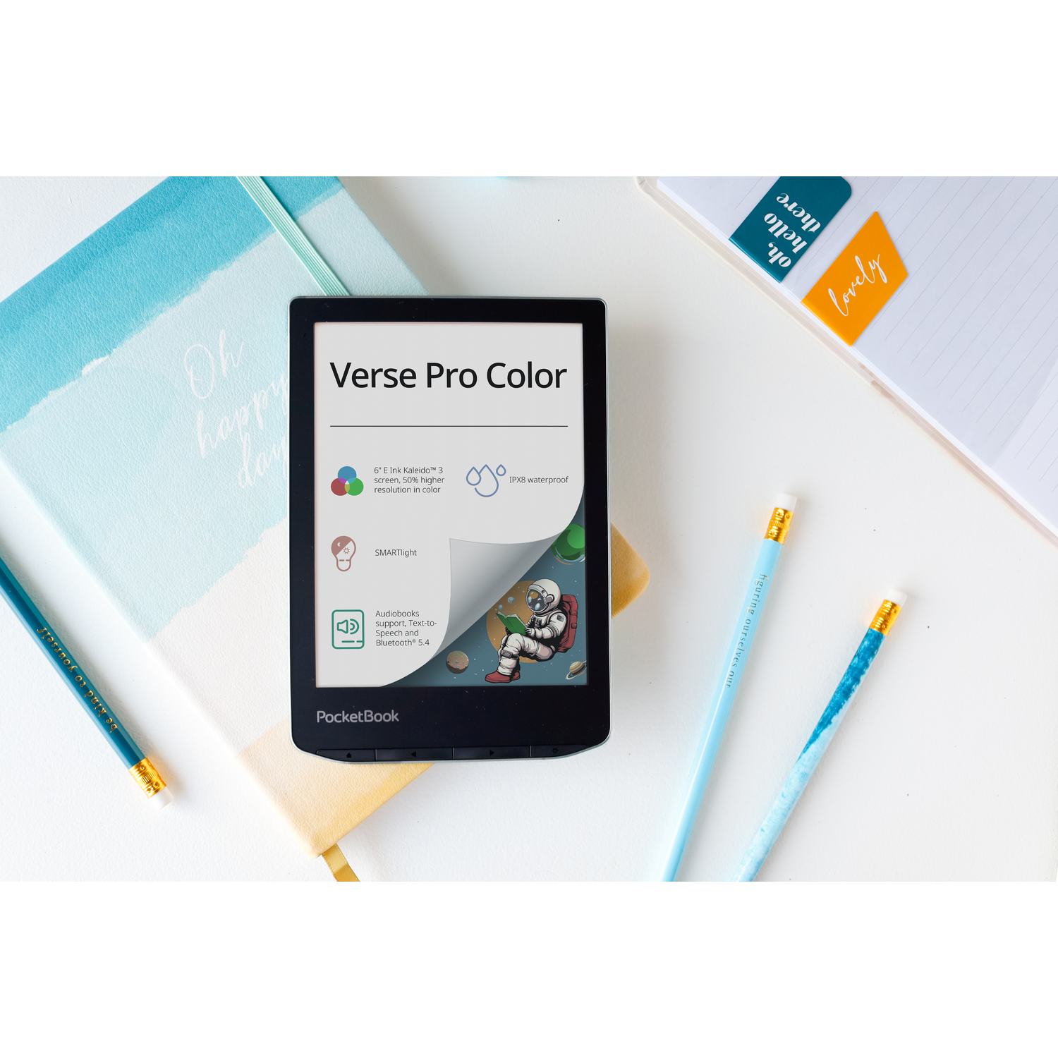 E-reader op een witte tafel met potloden en notitieboekjes. Toont Verse Pro Color info.
