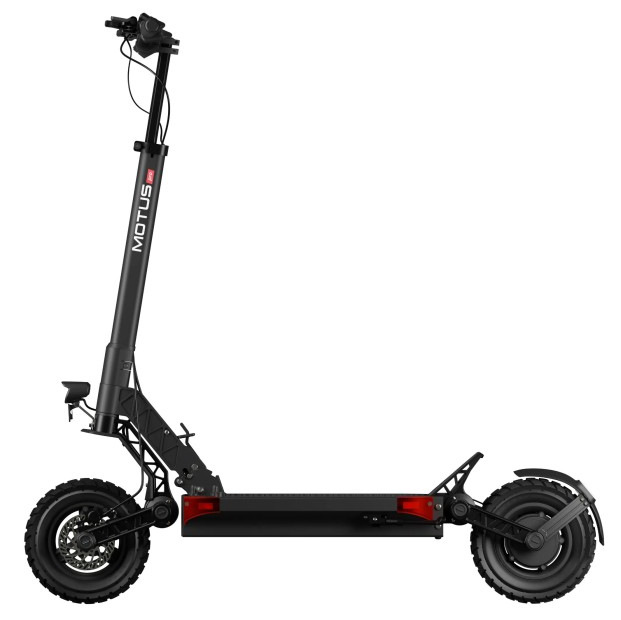 Czarna hulajnoga elektryczna Motus. Hulajnoga ma czarne koła i czarną ramę. Białe tło.