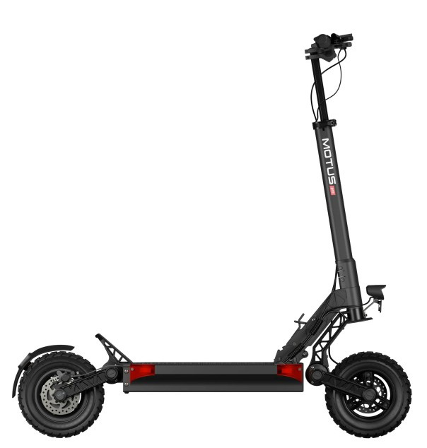 Czarna hulajnoga elektryczna Motus. Hulajnoga ma czarne koła i czarną ramę. Białe tło.