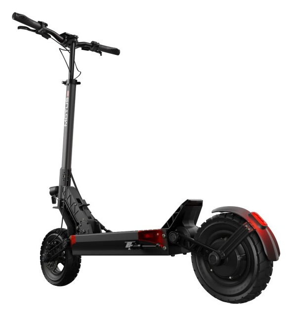 Czarna hulajnoga elektryczna Motus. Hulajnoga ma czarne koła i czarną ramę. Białe tło.