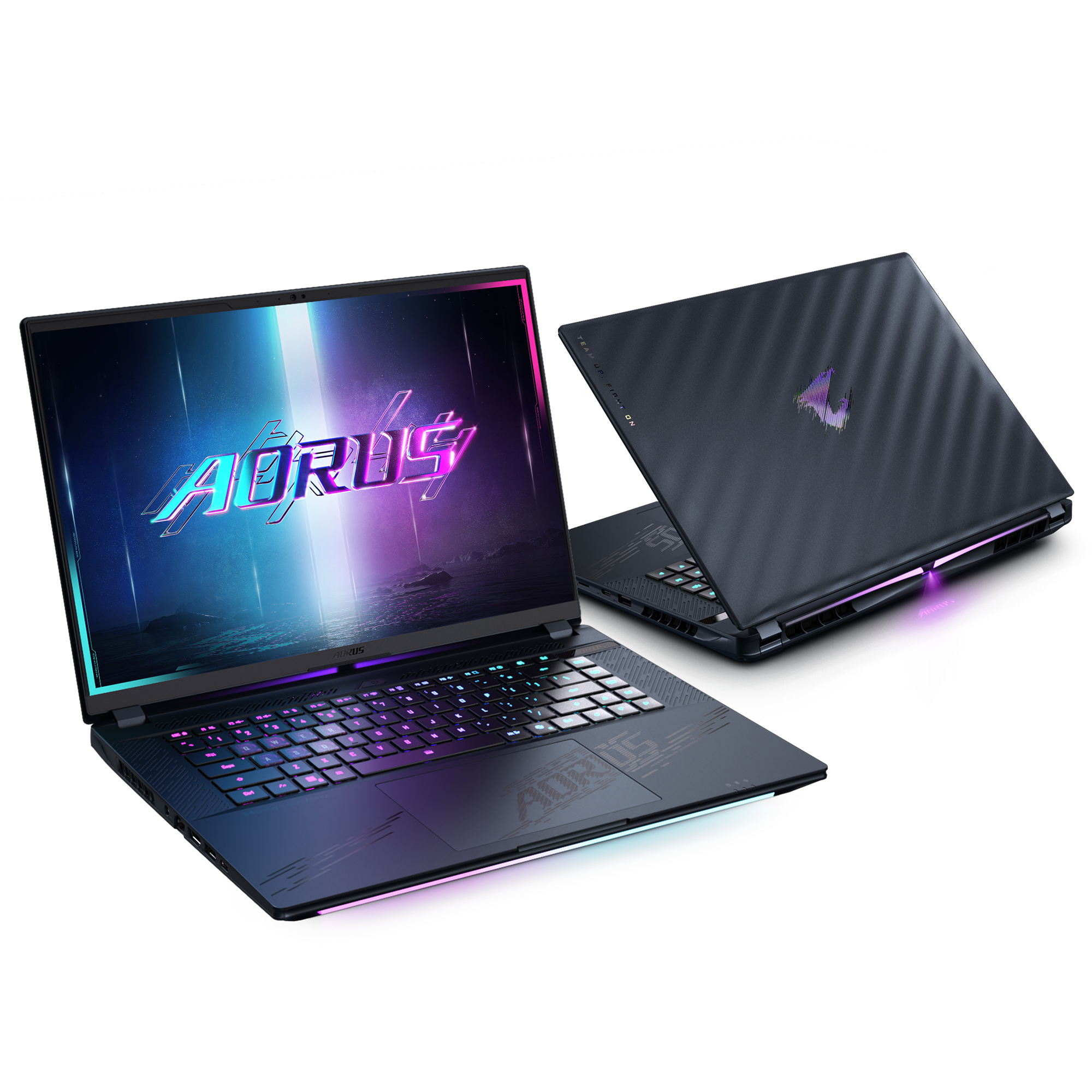 Zwei Laptops: einer offen mit AORUS-Logo, der andere geschlossen mit AORUS-Logo auf der Rückseite.