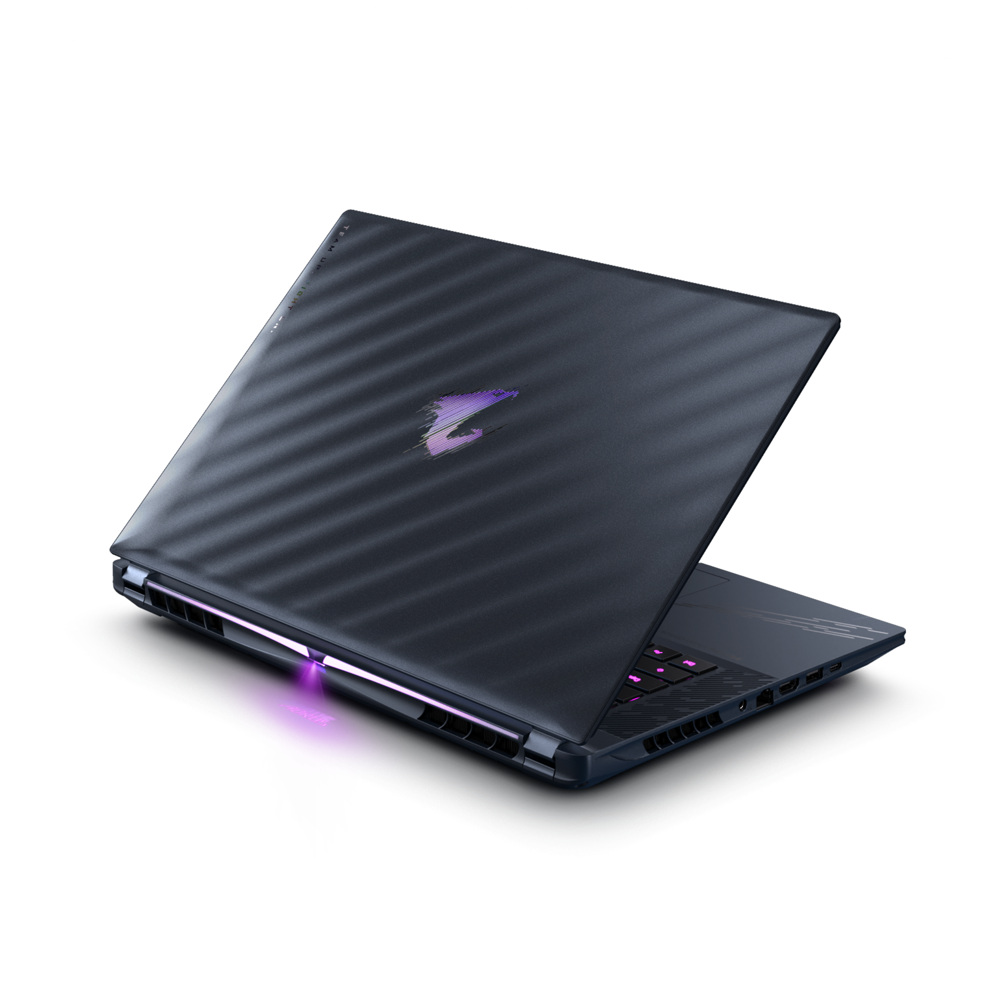 Rückseite des Laptops mit AORUS-Logo auf dem Deckel, perspektivisch vor schwarzem Hintergrund.