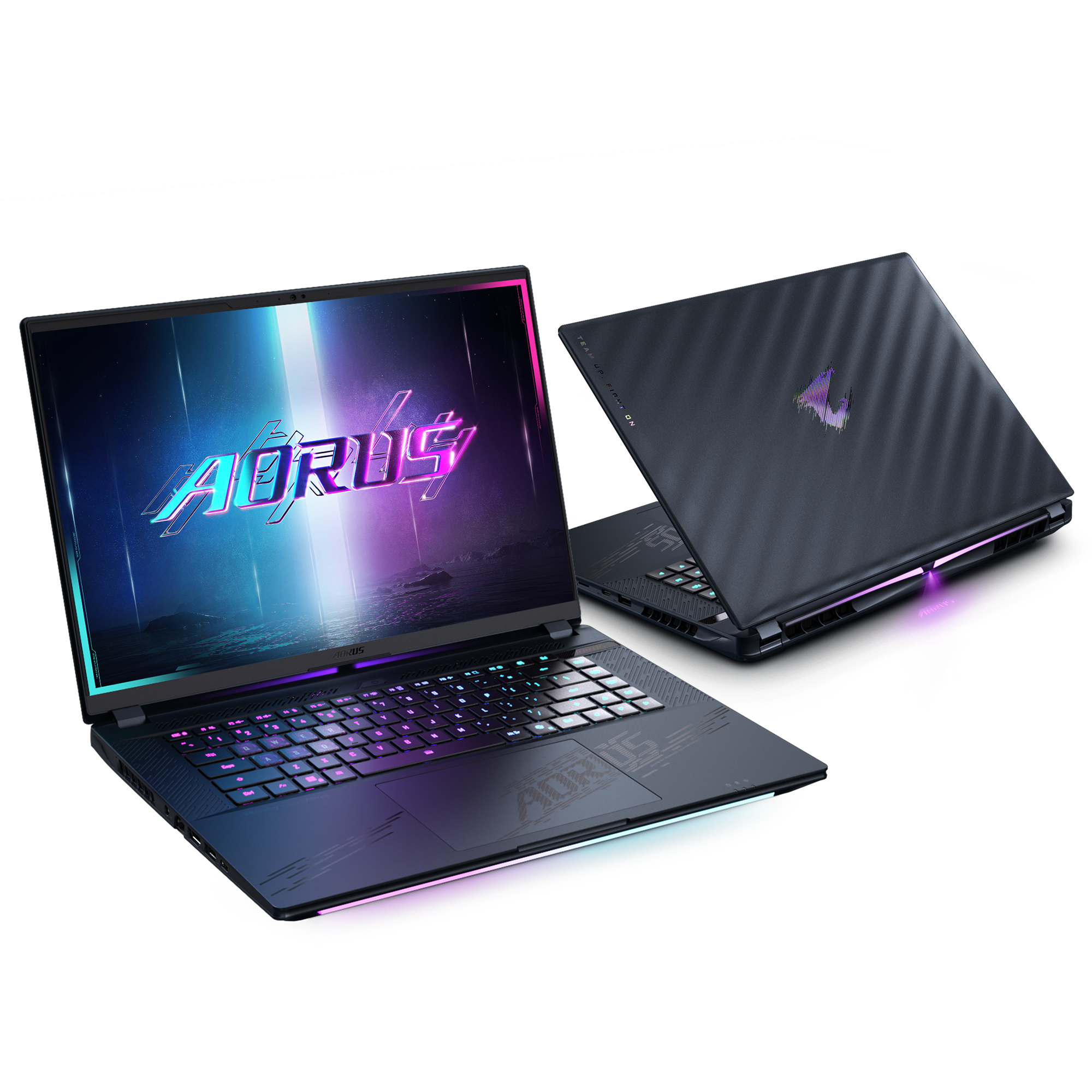 Zwei Laptops, einer offen, Anzeige AORUS, mit leuchtender Tastatur und Basis.
