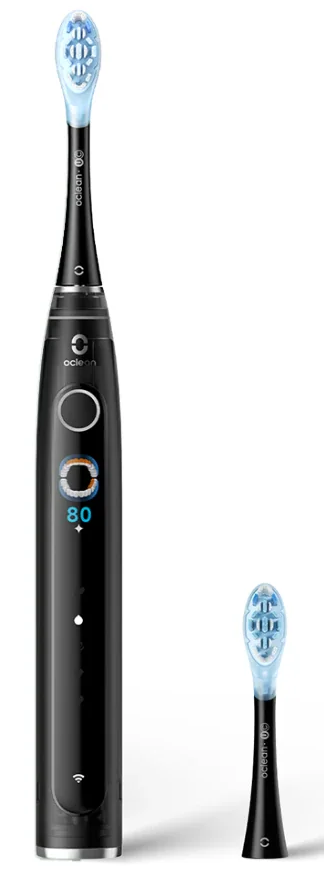 Czarna elektryczna szczoteczka do zębów z oddzielną główką, obie z niebieskim włosiem, na białym tle.