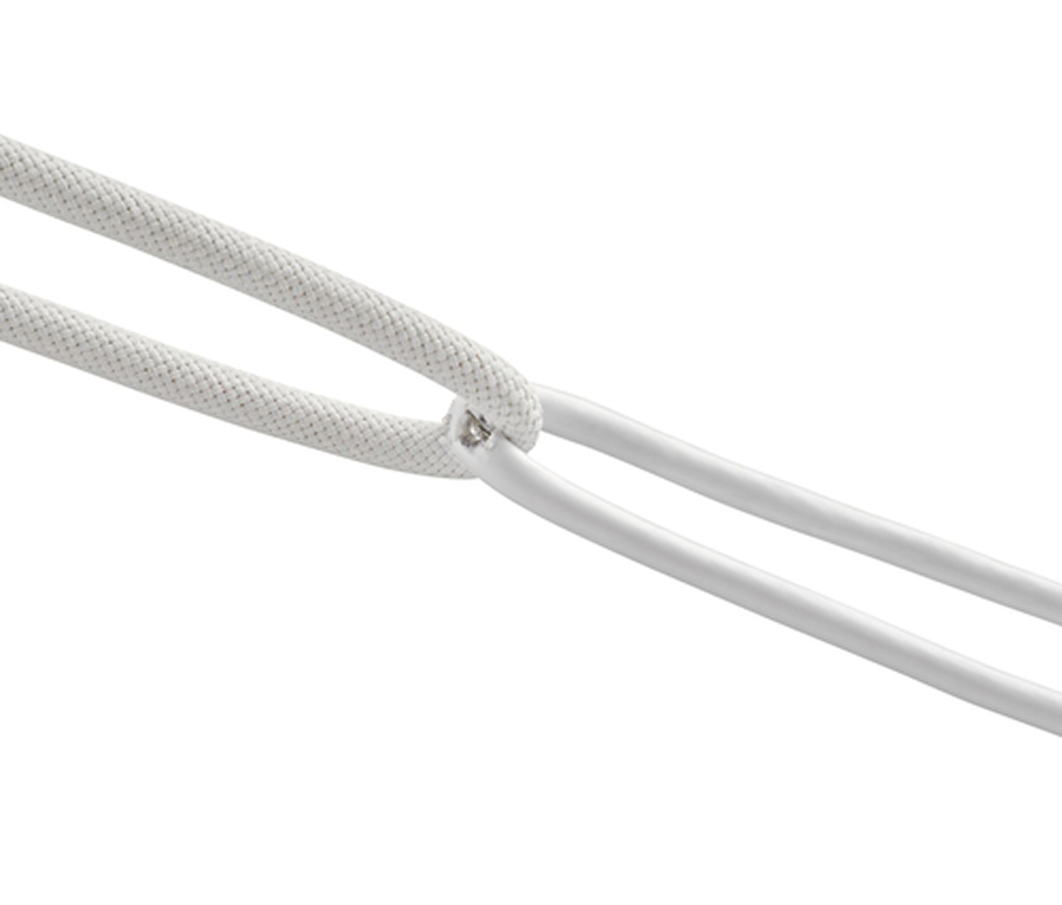 Primer plano de un cable con dos extremos unidos.