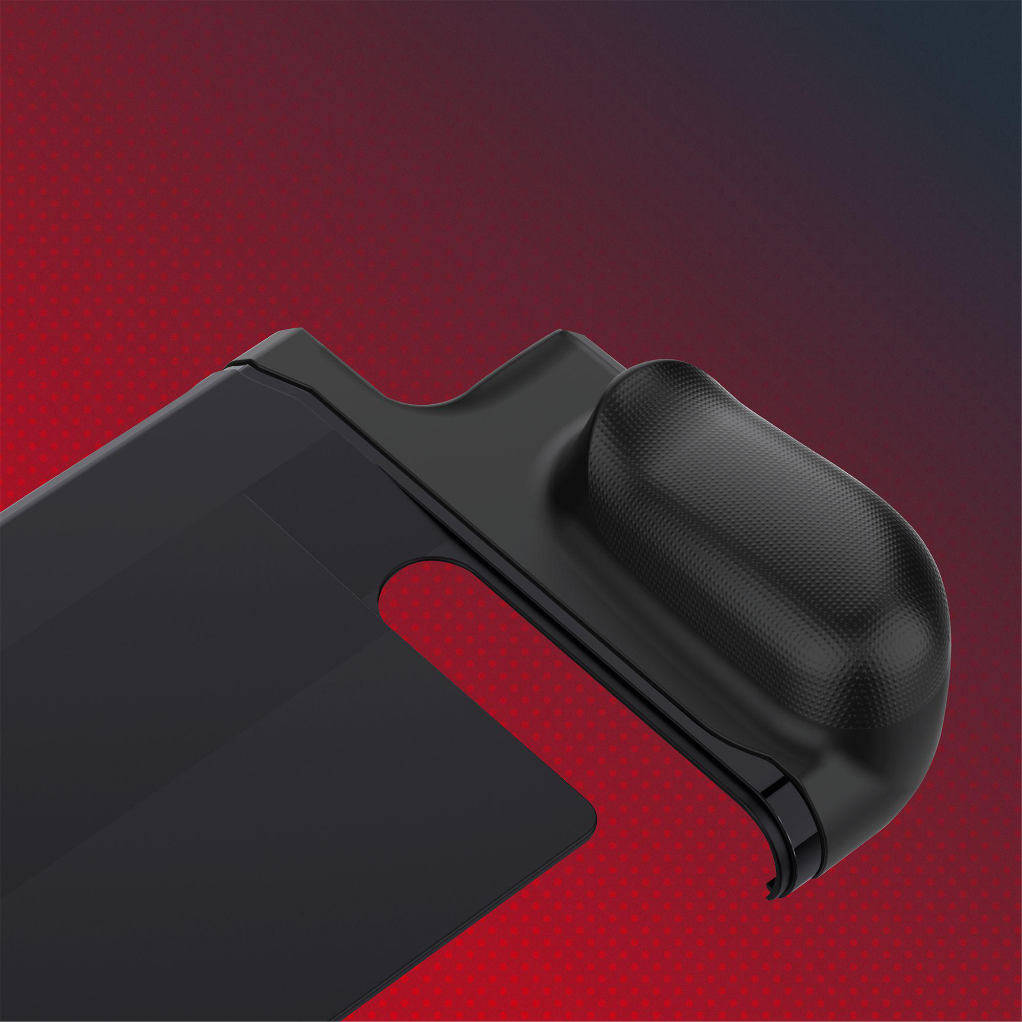 Schwarzer Gaming-Controller-Griff auf rotem und schwarzem Hintergrund. Strukturierte Oberfläche.