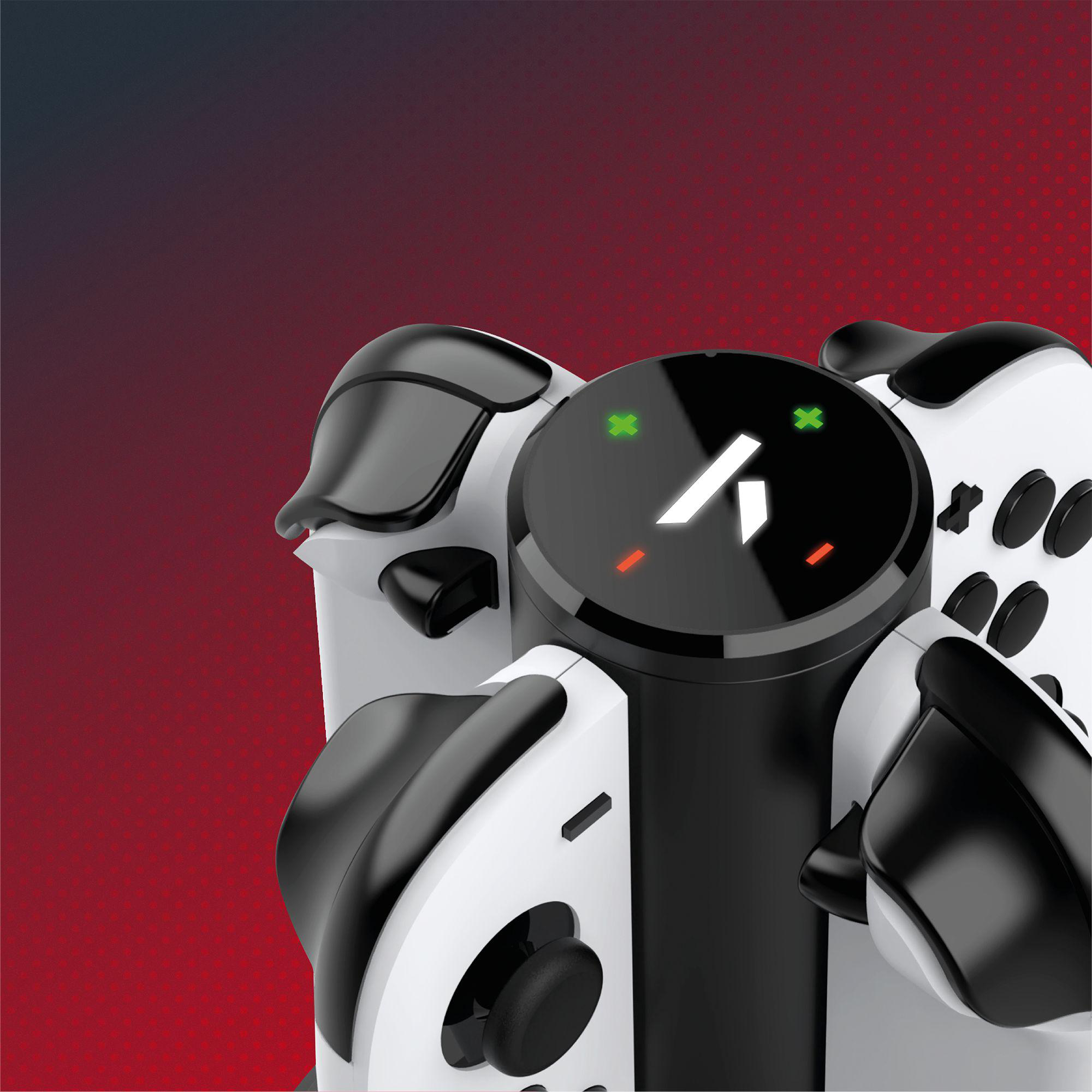 Nahaufnahme von weißen und schwarzen Gamecontrollern um eine schwarze Ladestation, roter Hintergrund.