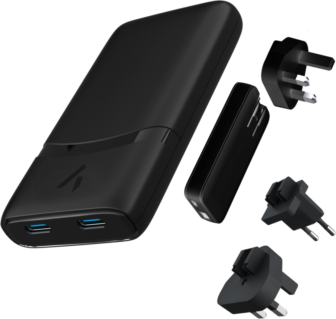 Un adaptateur secteur noir avec des ports de charge et quelques prises interchangeables. Il a un design noir et angulaire.