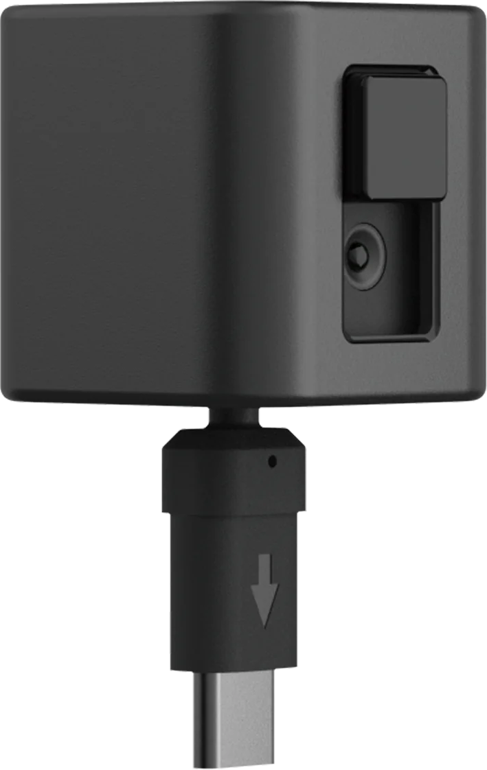 Primo piano di un dispositivo nero con porta USB-C e piccolo pulsante. Cavo con connettore USB-C collegato.