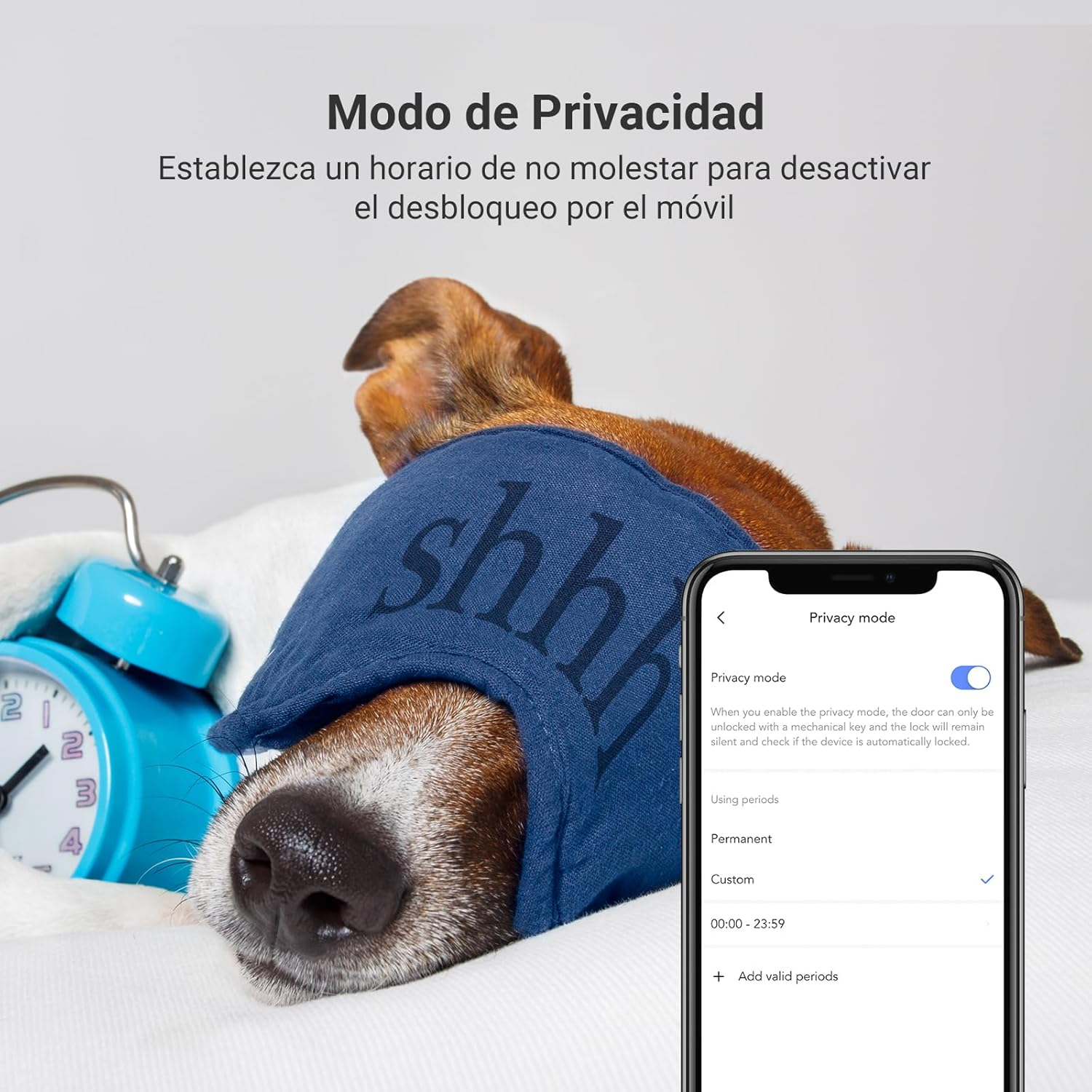 Imagen de una mujer desbloqueando una puerta con la aplicación EZVIZ en su teléfono.