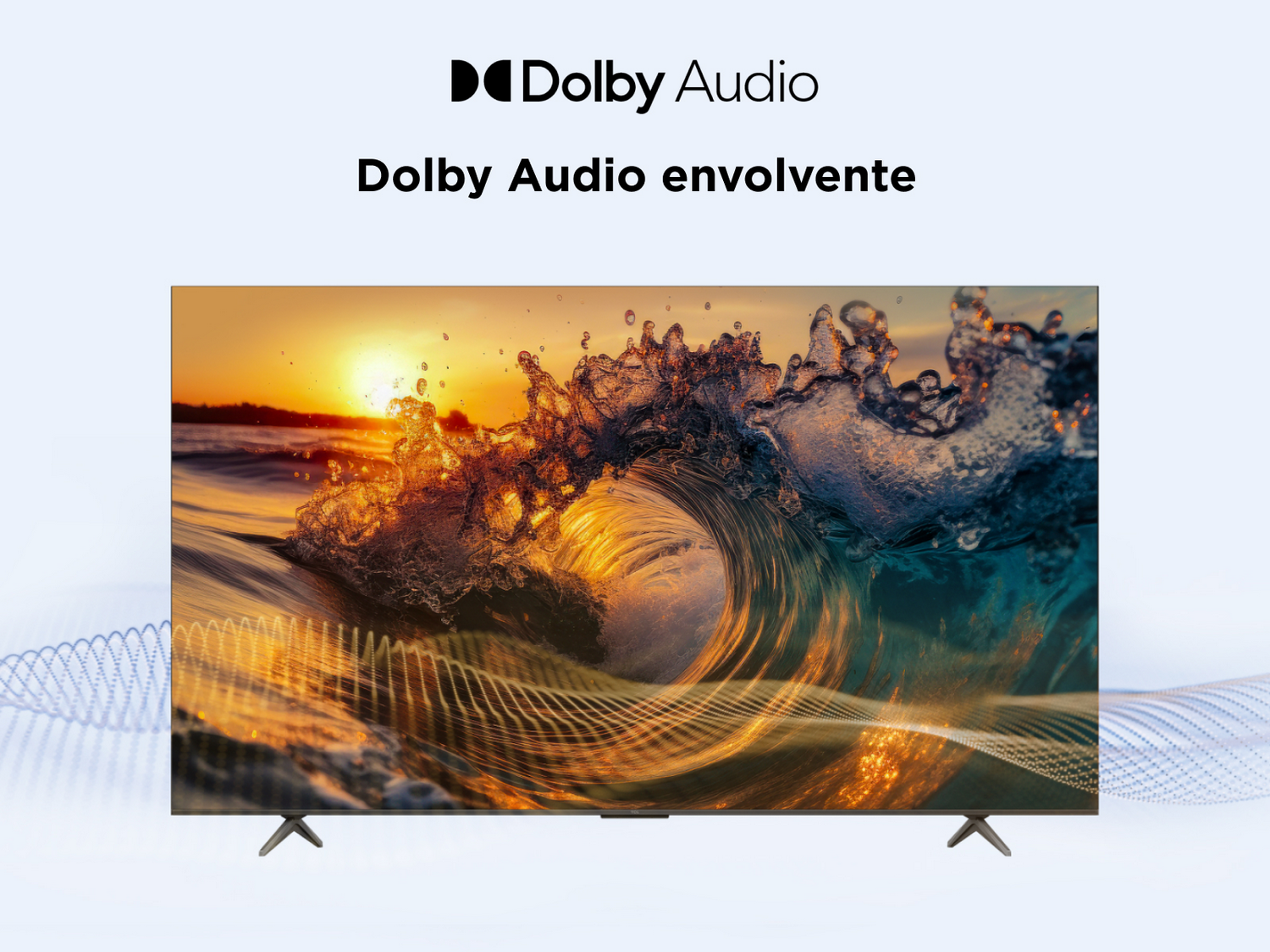 Televisor TCL mostrando un primer plano de una ola con luz dorada del sol. El televisor está en un entorno azul claro.