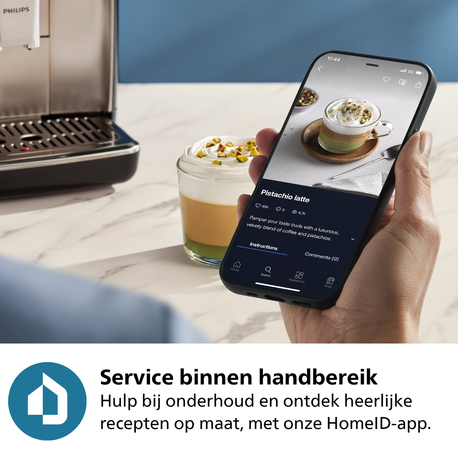 Een persoon die een telefoon vasthoudt. De telefoon toont een latte-recept. Een koffiemachine ernaast.