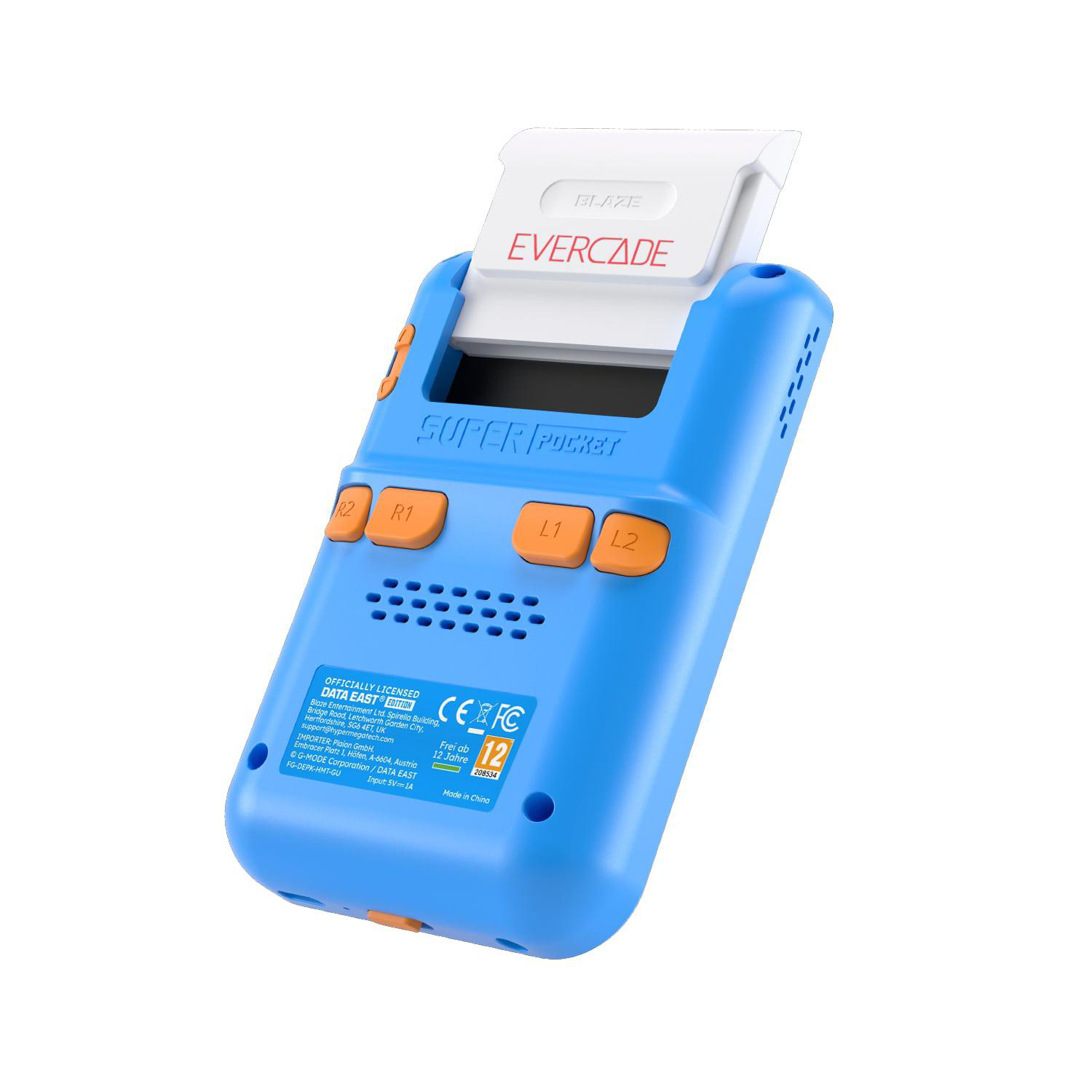 Blau-orange Handheld-Konsole, Rückansicht. Zeigt Knöpfe, Beschriftungen und einen Evercade-Kartenschlitz oben.
