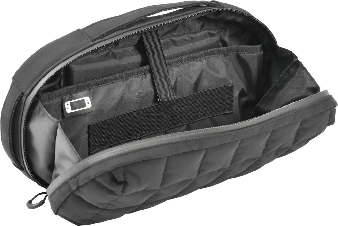 Sac noir matelassé ouvert. Poches intérieures et un petit appareil à l'intérieur. Fond gris.