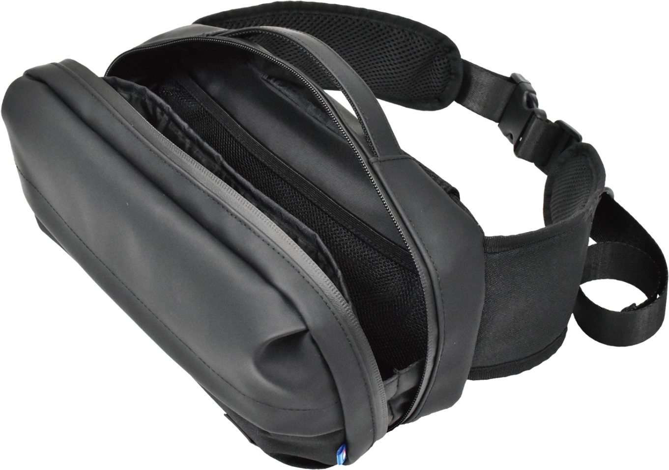 Borsa nera aperta. Interno con tasche e rete. Sfondo nero.