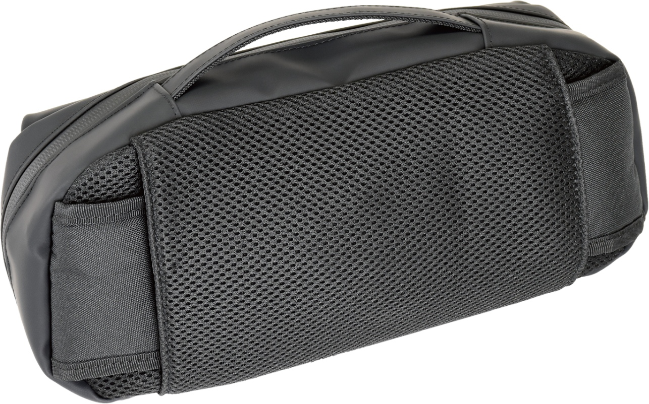 Retro della borsa nera con rete e cintura regolabile. Sfondo nero.