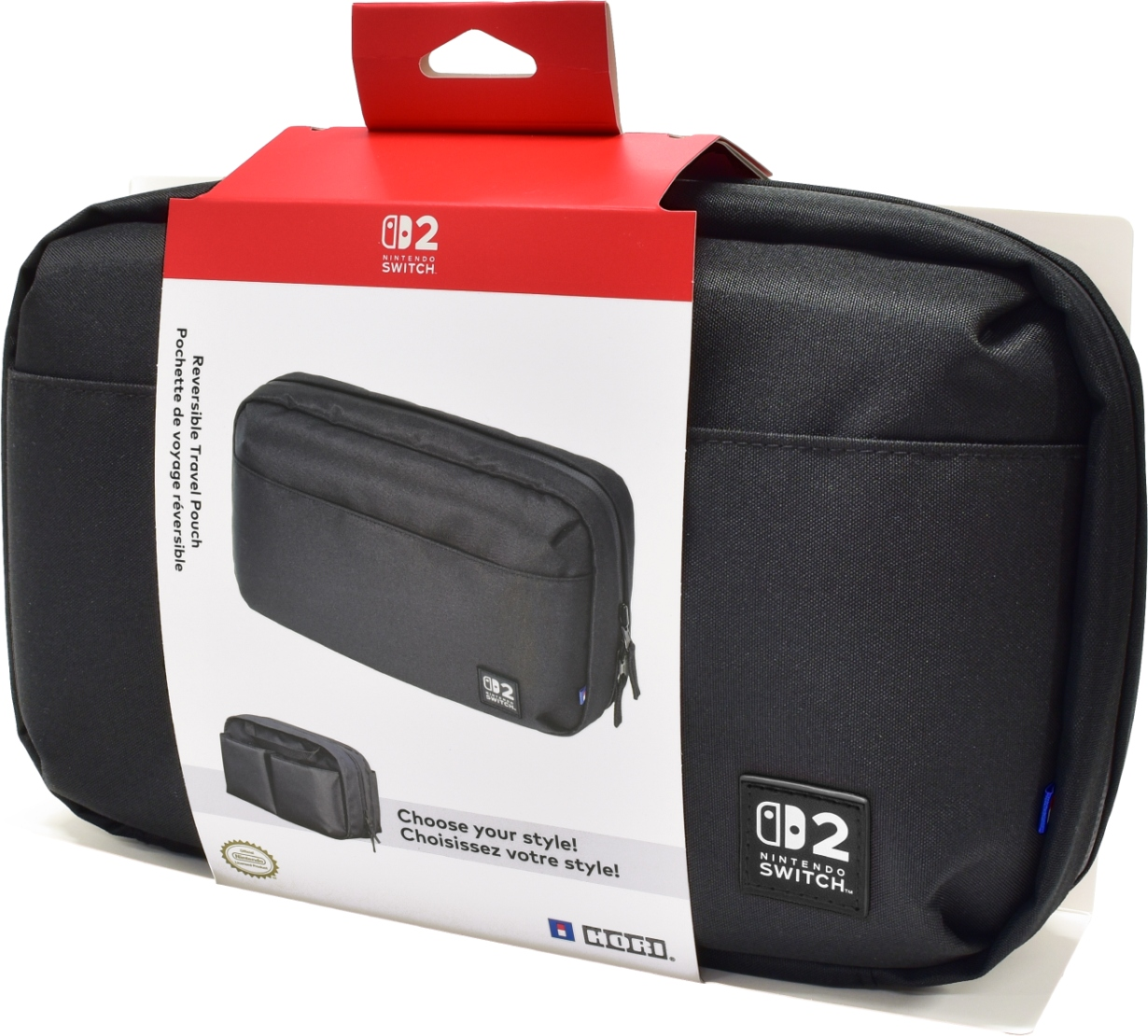 Una custodia nera per Nintendo Switch con confezione. Il testo sulla confezione dice "Reversible Travel Pouch".