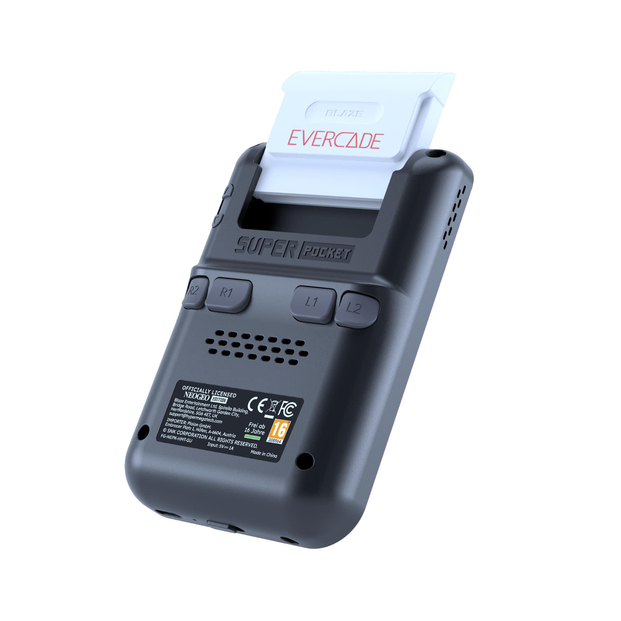 Schwarze Handheld-Spielkonsole mit eingelegter weißer Evercade-Kartusche. Tasten und Branding sichtbar. Weißer Hintergrund.