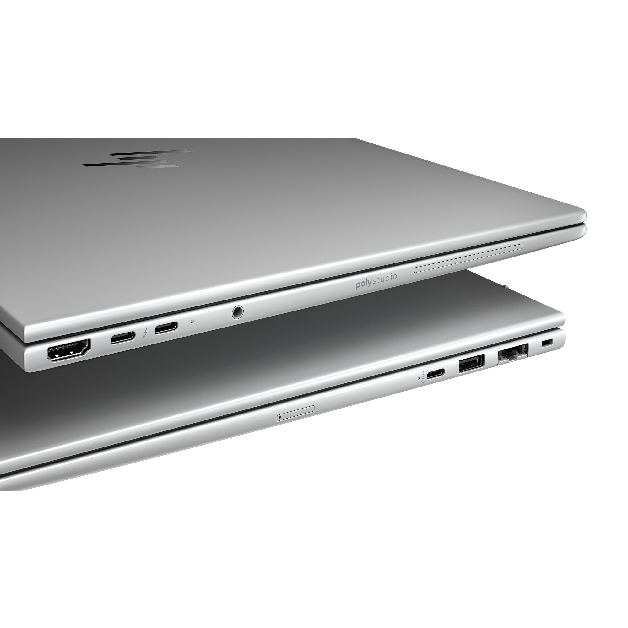 Zwei silberne Laptops, schräge Ansicht, mit Anschlüssen und der Aufschrift "polystudio", ähnlich dem vorherigen Bild.