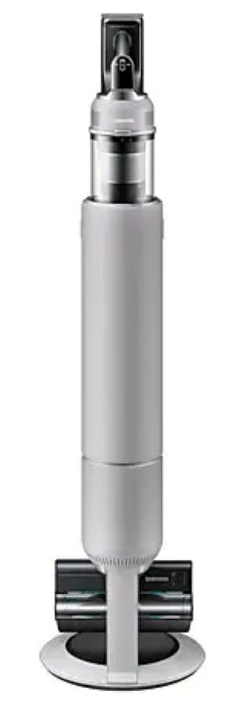 Odkurzacz ze stojakiem na białym tle.