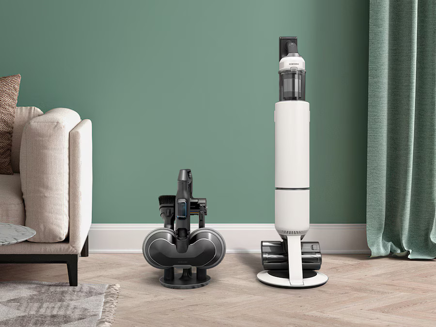 Dwa odkurzacze Samsung stoją obok siebie, jeden pionowo, drugi z akcesoriami.