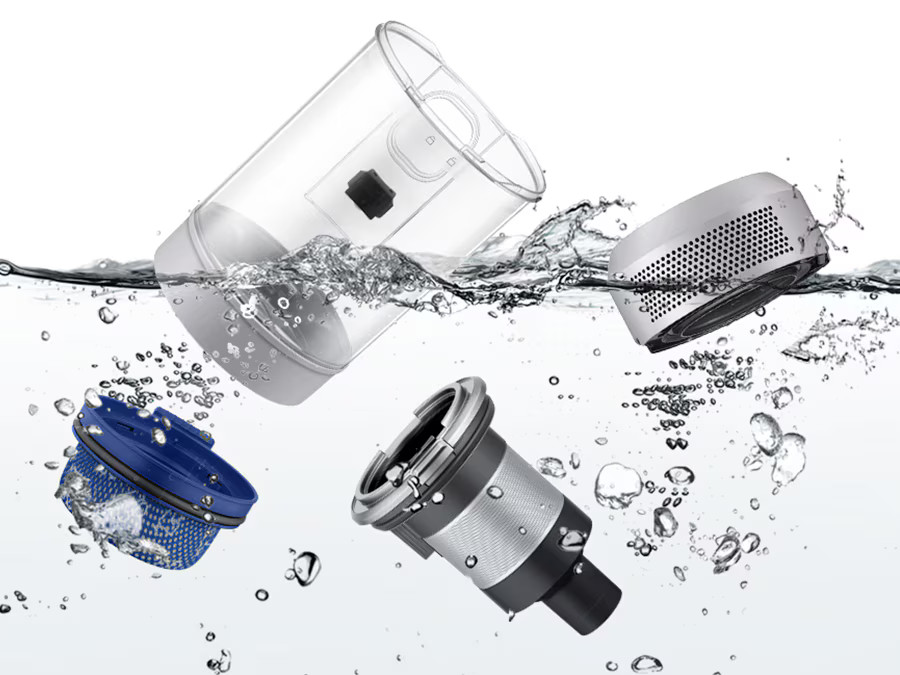 Zdemontowane części odkurzacza Samsung unoszą się w wodzie.