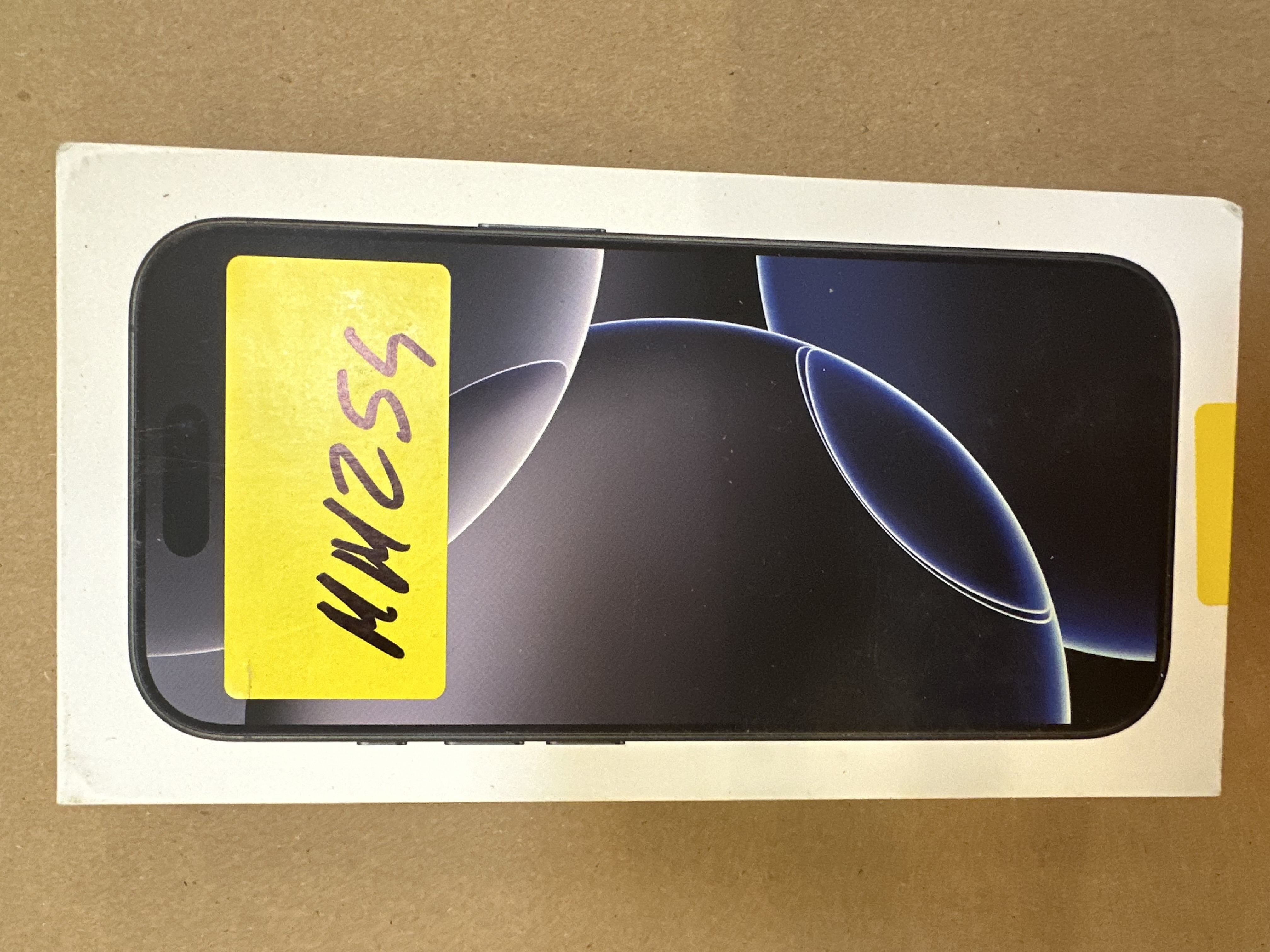 Pudełko iPhone'a, widok z góry. Pudełko jest białe, z obrazem telefonu.