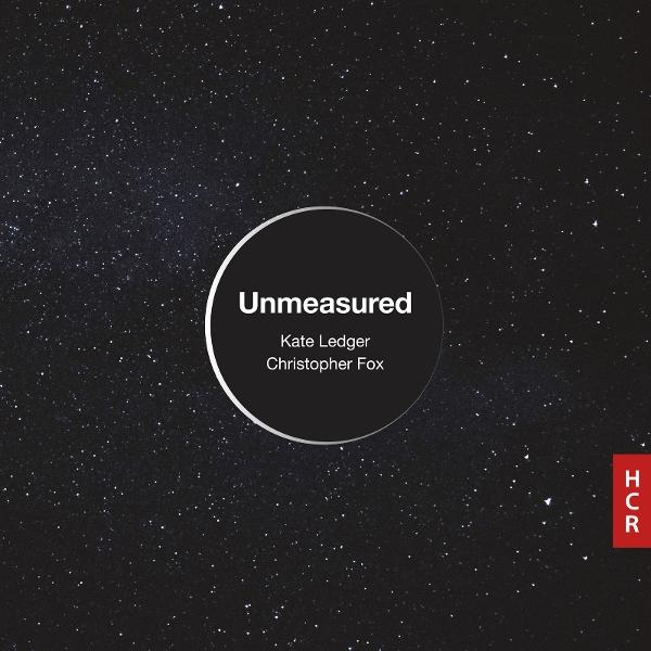 Albumcover mit Sternenhintergrund. Text: Unmeasured, Kate Ledger, Christopher Fox und ein kreisförmiges Logo.