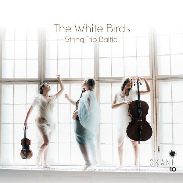 Drei Frauen mit Geigen vor einem Fenster. Das Albumcover trägt den Titel The White Birds.