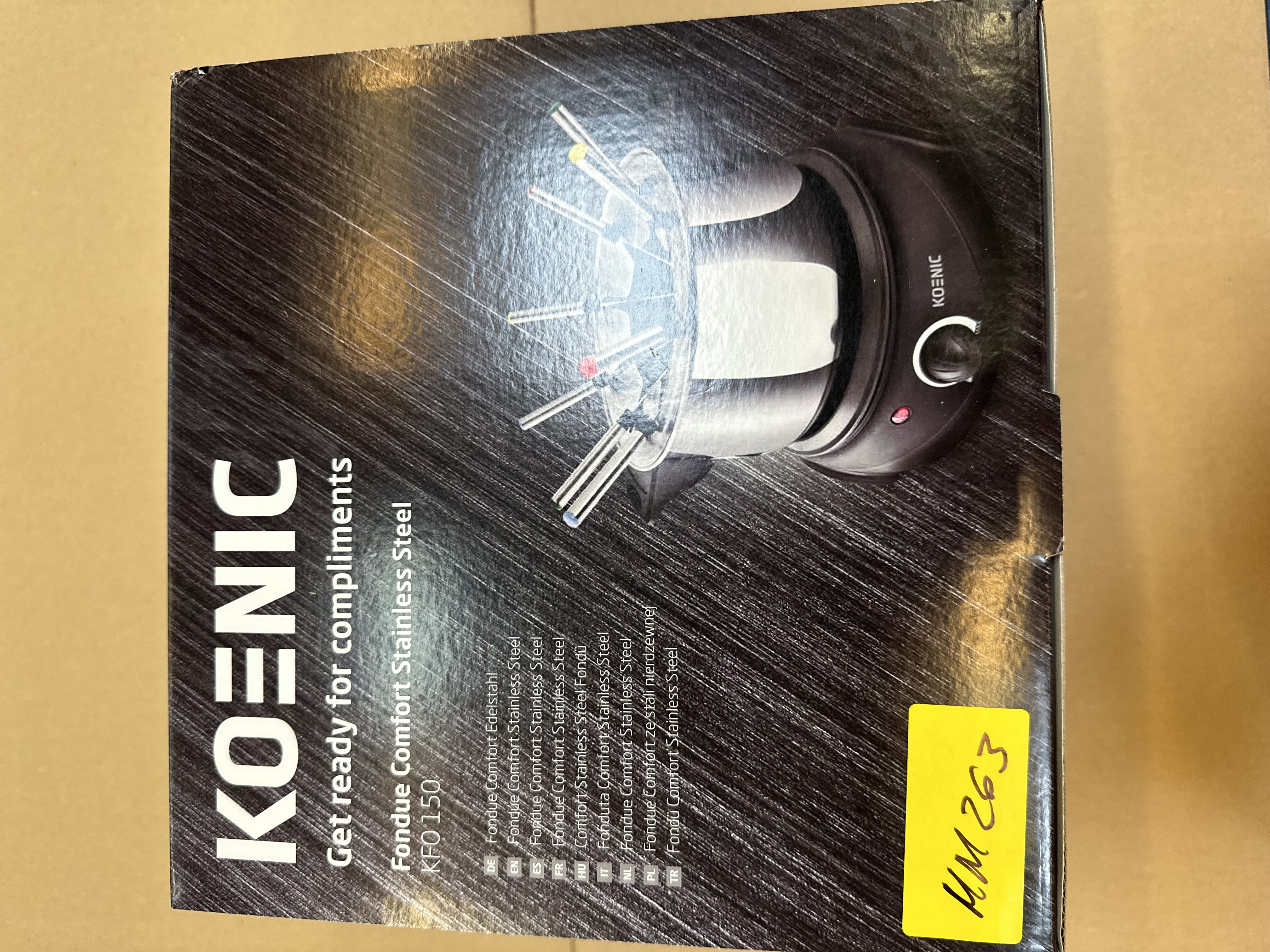 Czarne pudełko na zestaw do fondue. Zestaw do fondue i instrukcje są na nim.