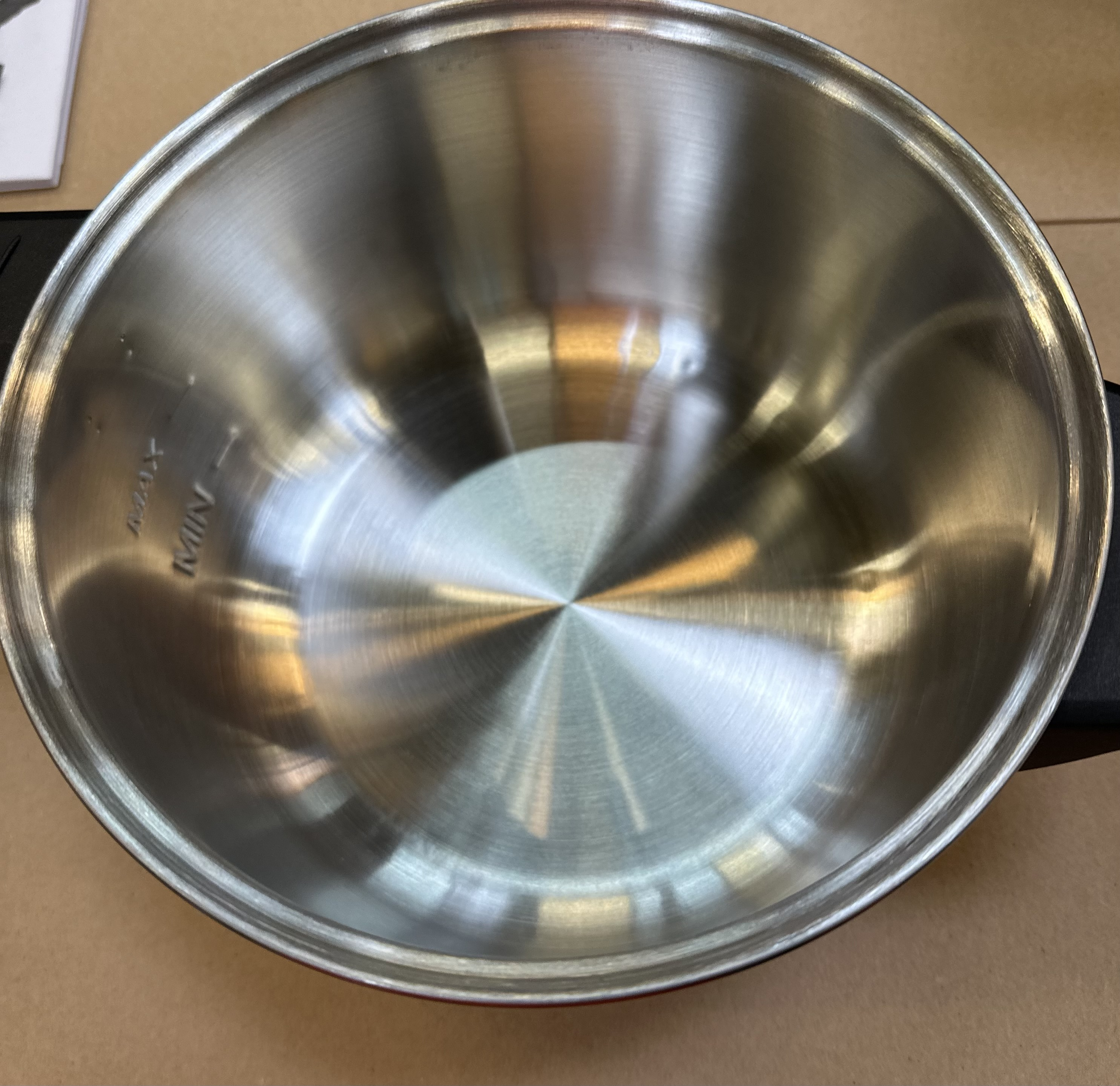 Miska ze stali nierdzewnej. Wnętrze miski jest odblaskowe.