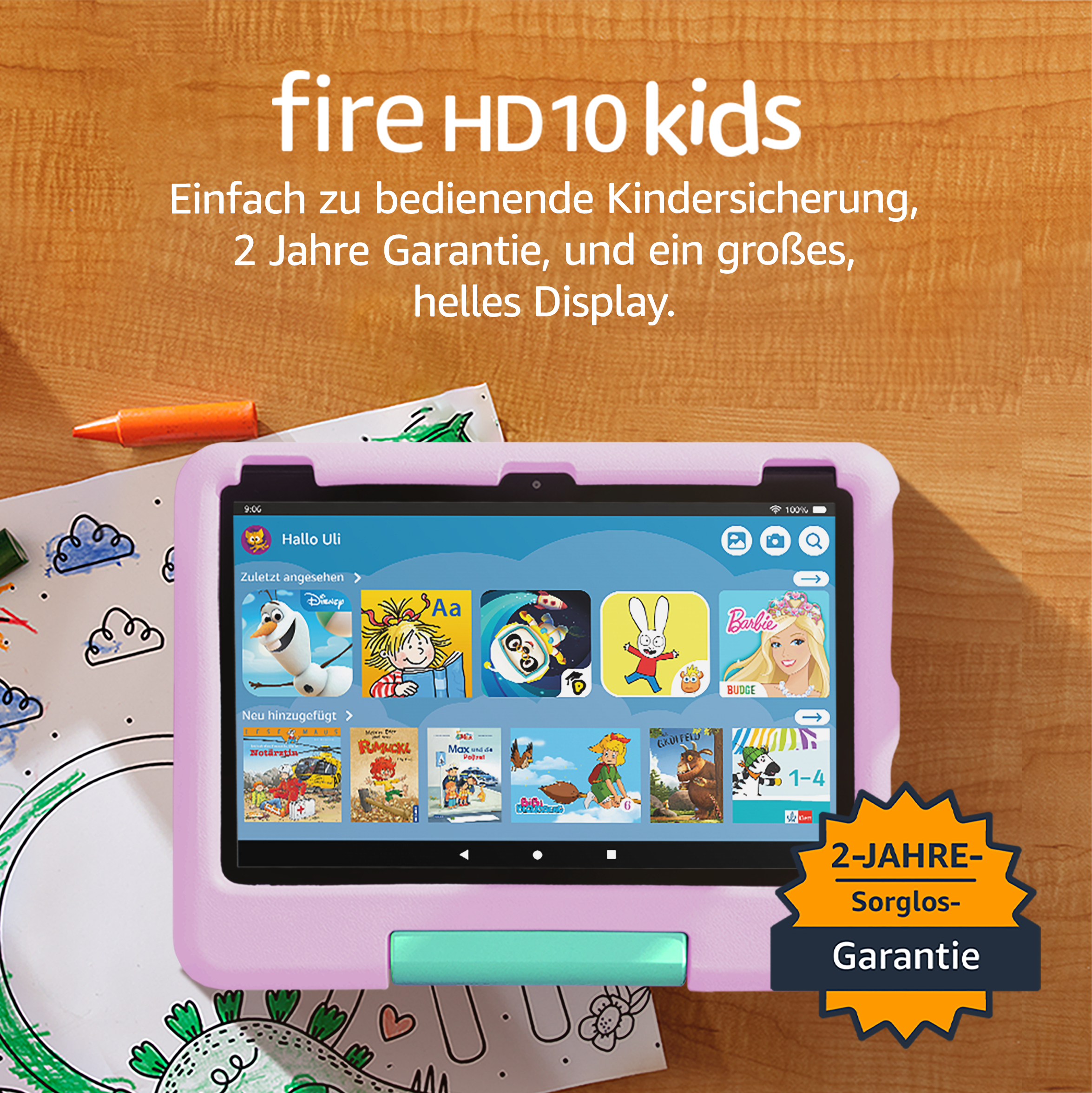 Fire HD 10 Kids Tablet in rosa Hülle. Der Bildschirm zeigt Apps wie Disney und Barbie auf einem Holztisch.