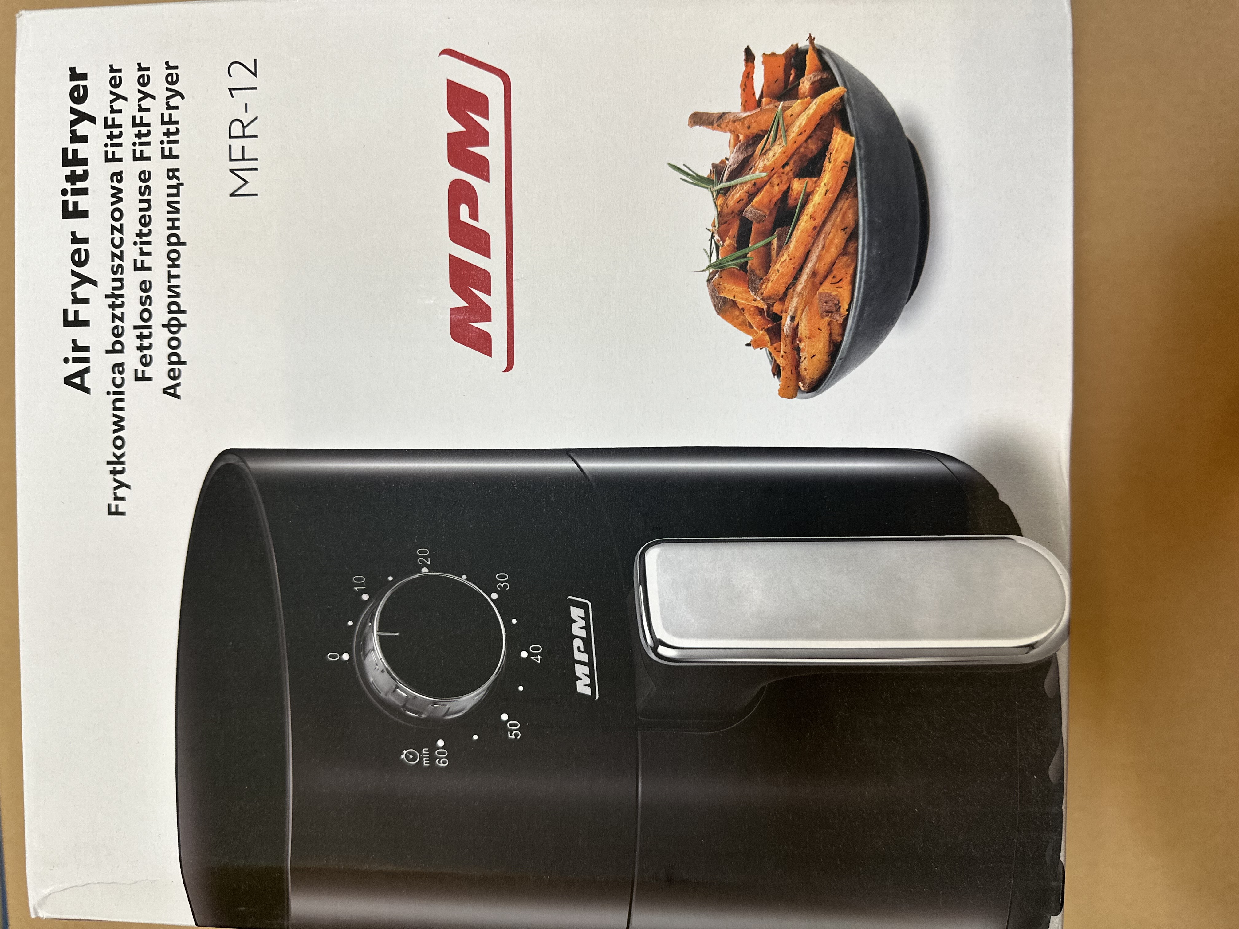 Pudełko z tekstem Air Fryer FitFryer. Pudełko wyświetla również obraz smażonego jedzenia.