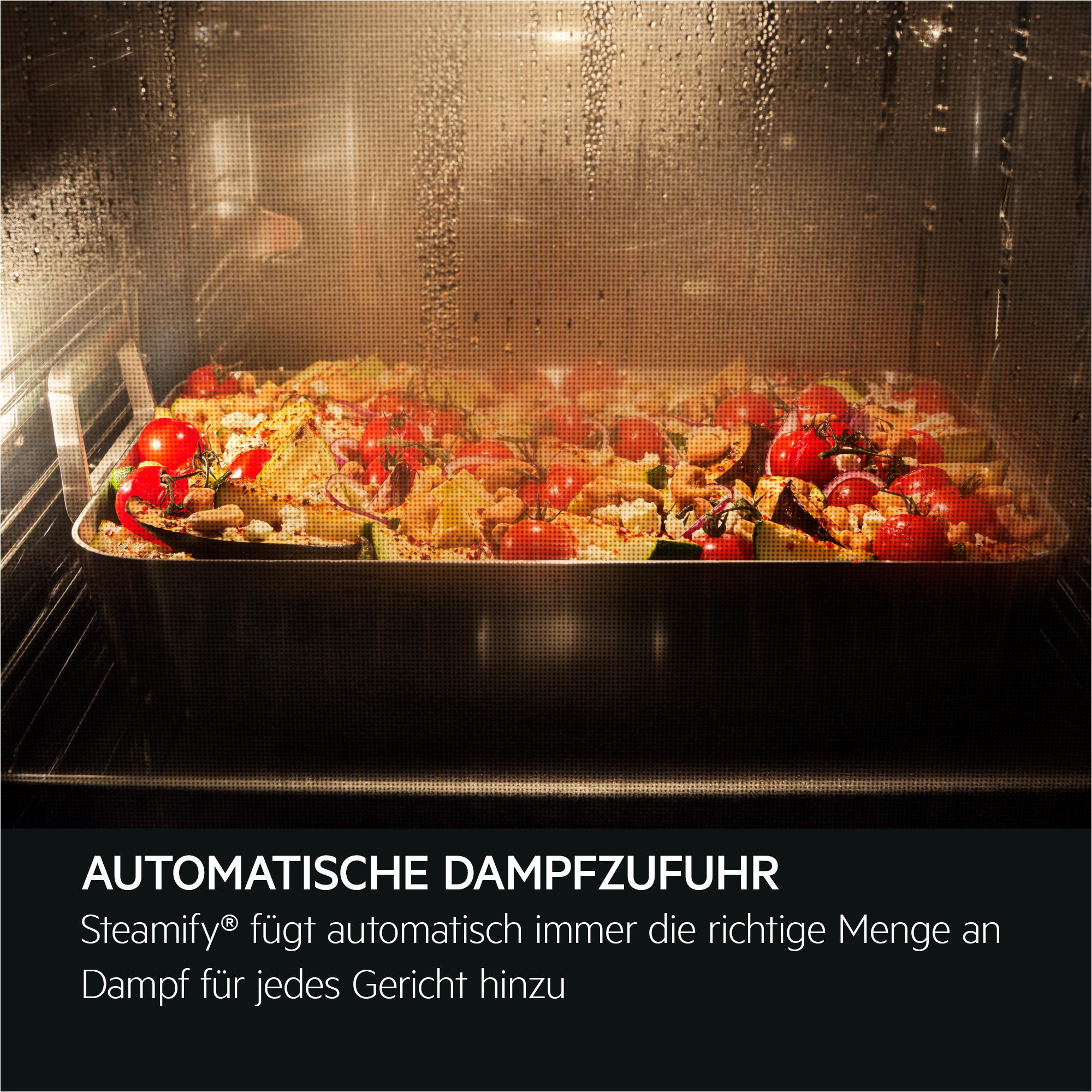 Gemüse in einem Backblech in einem Ofen. Dampf ist sichtbar.