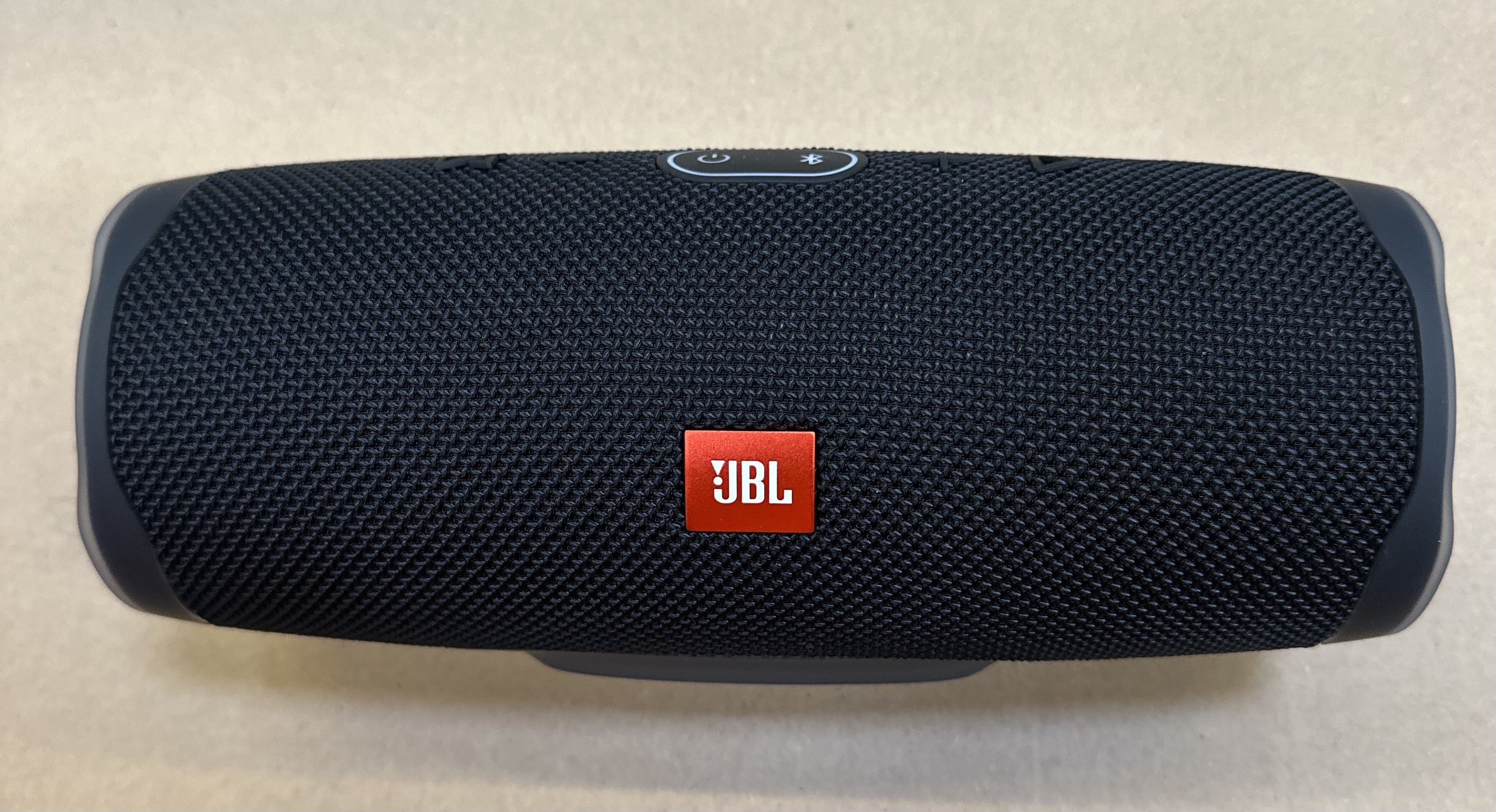 Czarny głośnik JBL Charge 4 z czerwonym logo JBL.
