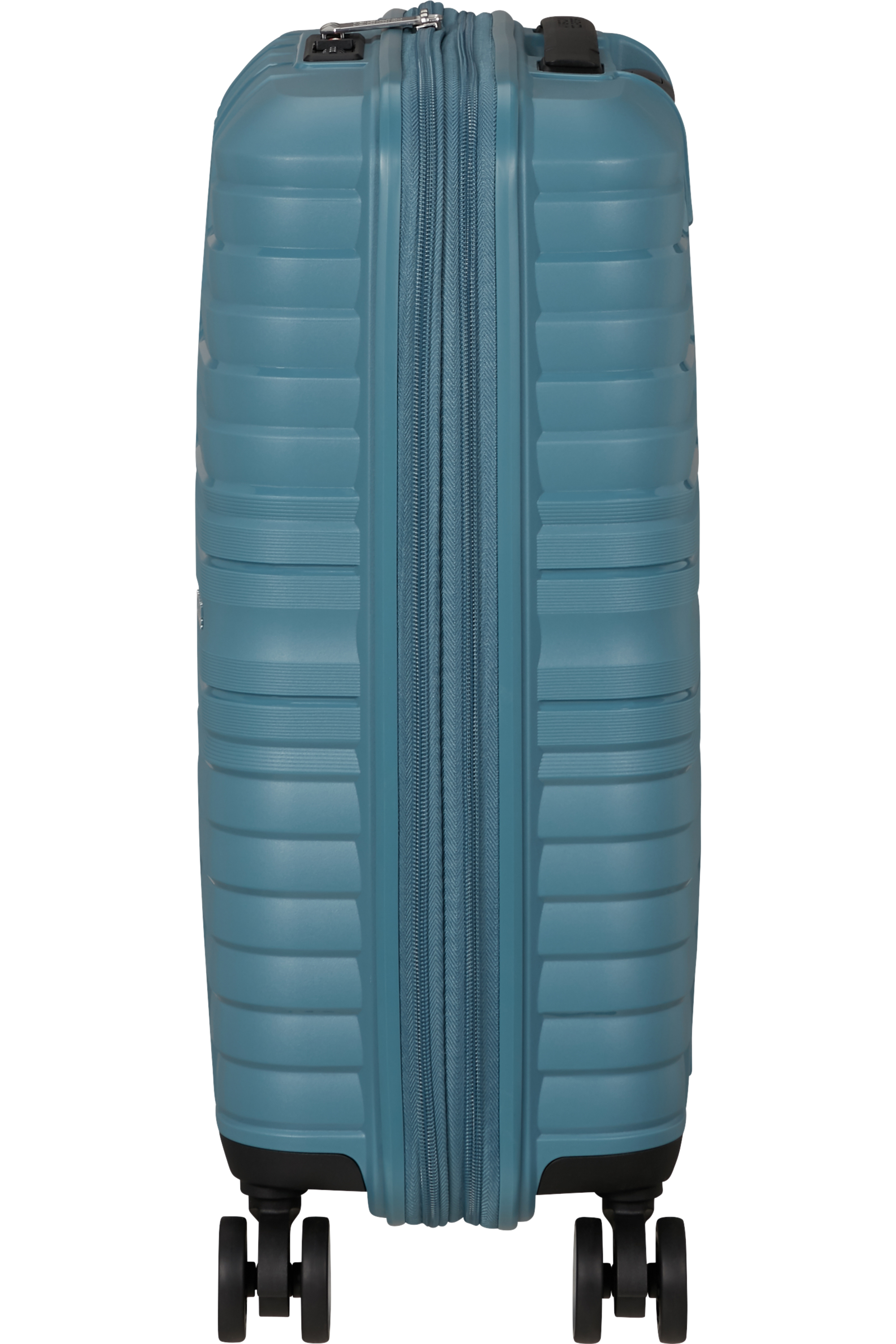 Seitenansicht eines blauen Koffers. Reißverschluss und strukturierte Oberfläche. Schwarzer Hintergrund.