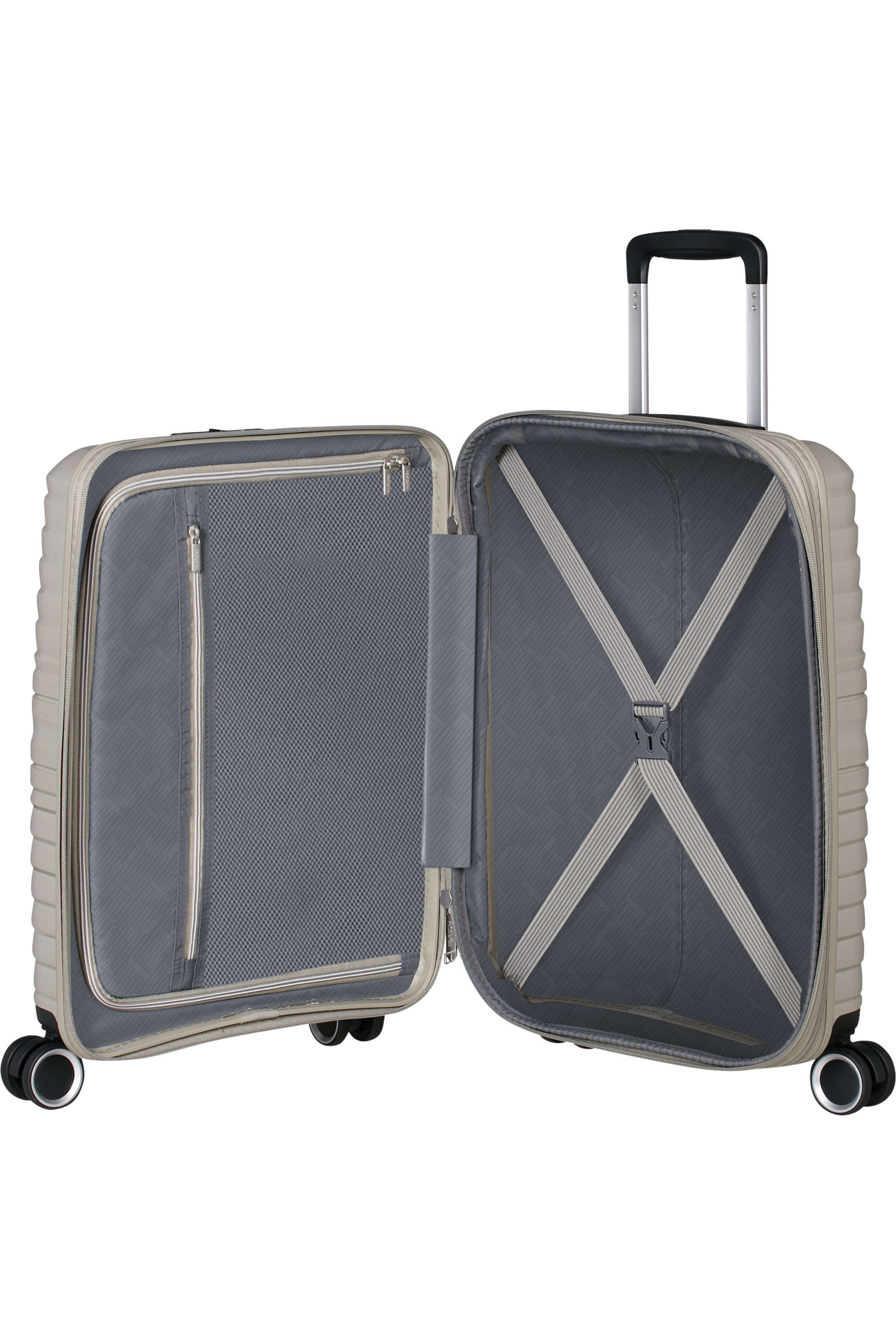 Beiger Koffer offen. Innenraum mit Gurten und Netztasche sichtbar. Schwarzer Hintergrund.