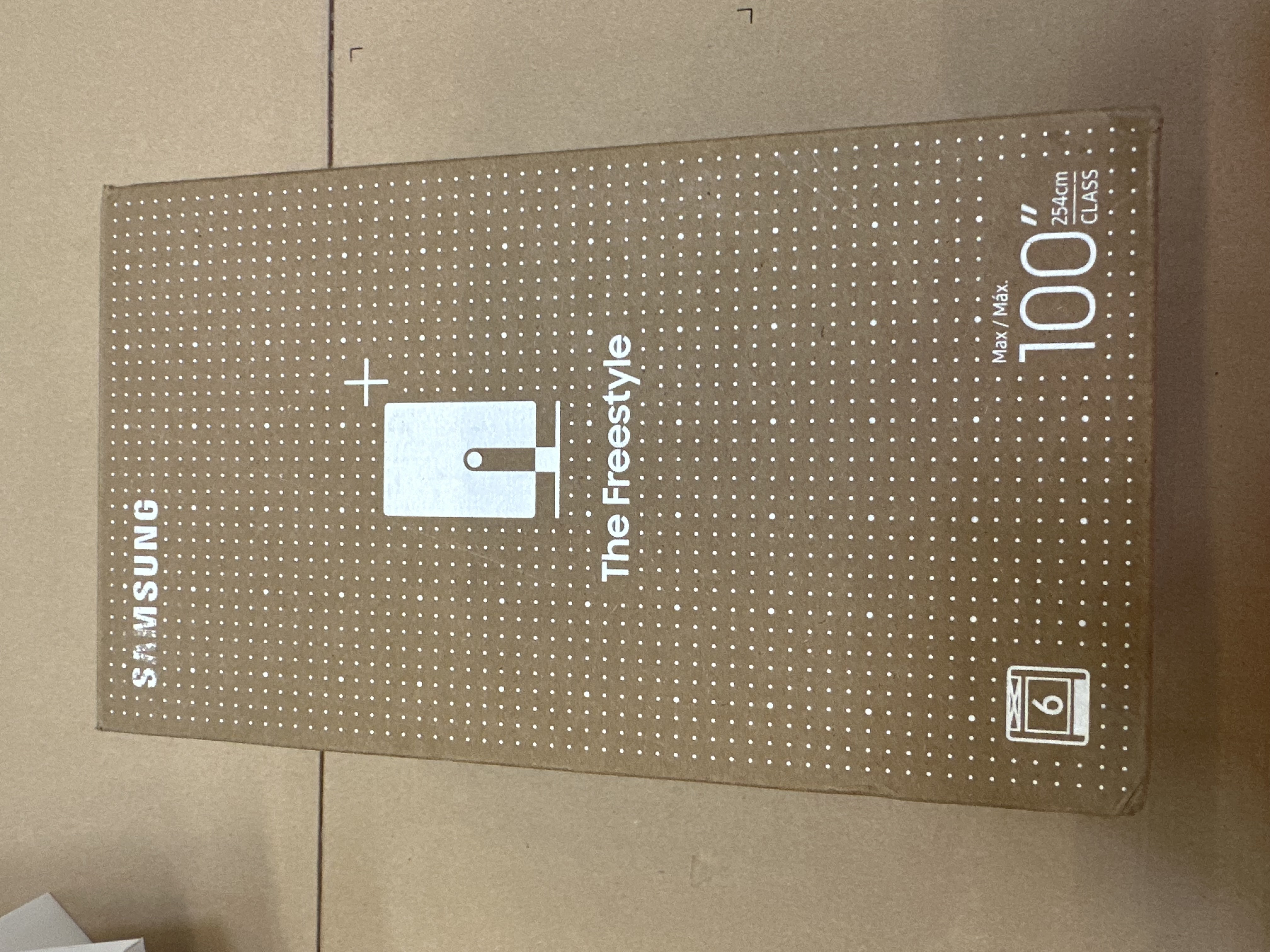 Brązowe pudełko z tekstem i symbolem plusa. Białe tło.